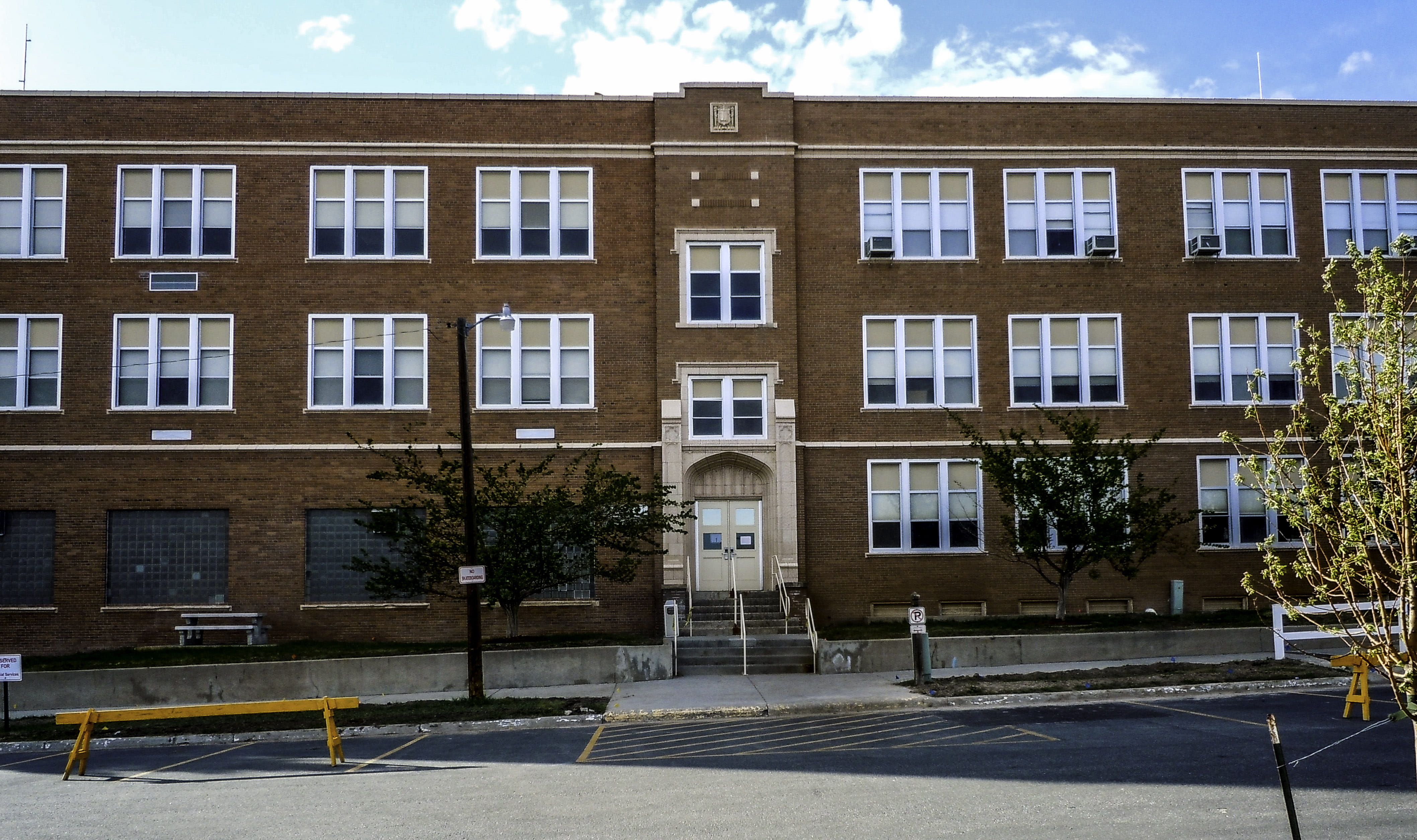 city, 4K, house, sunlight, photos, high school, tree, cheyenne, day, no People, street, building, architecture, building Exterior, public domain, plant, HD Wallpaper