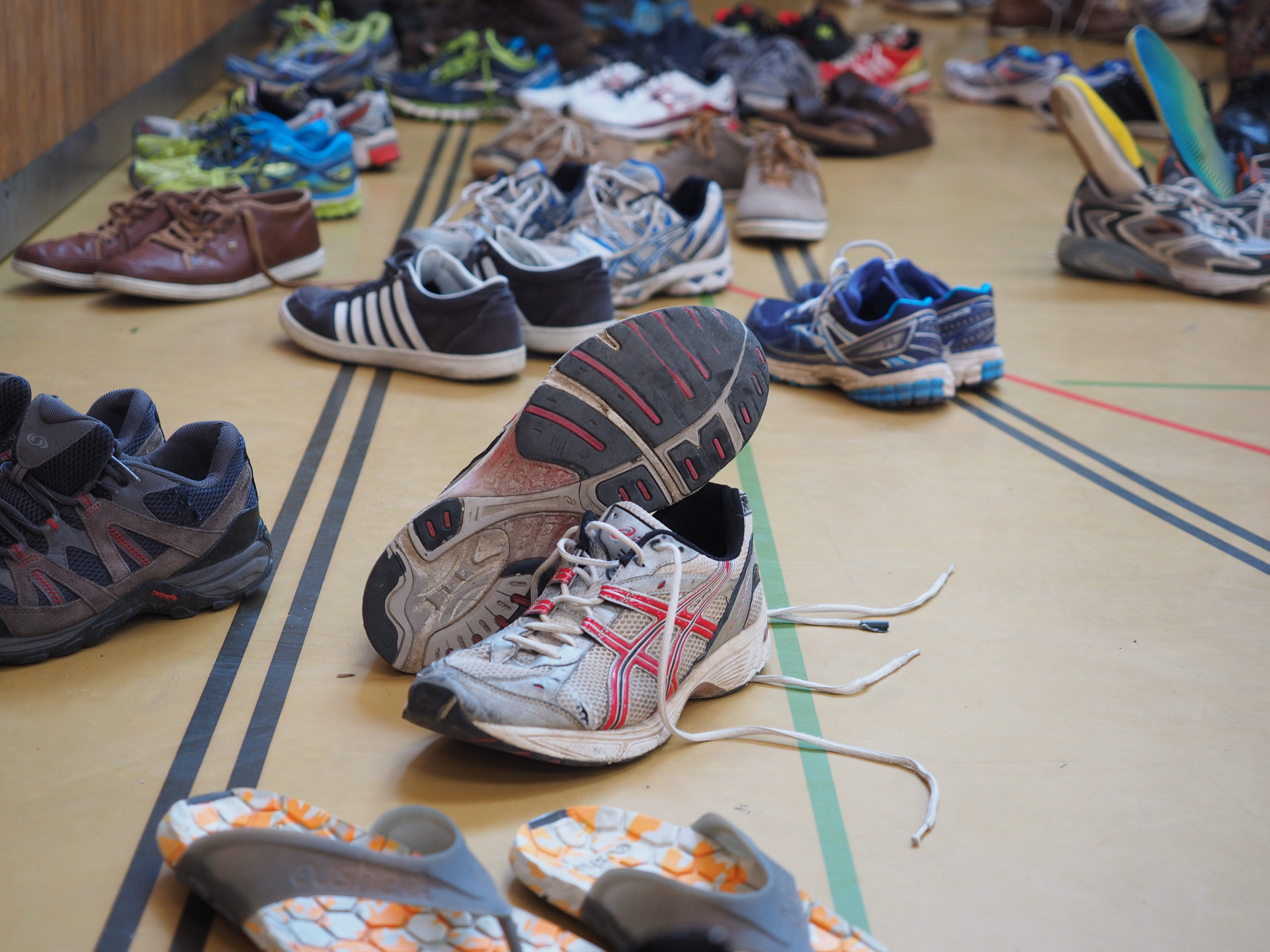 for sale, run, pair, fashion, no people, choice, large group of objects, collection, still life, running shoes, pairs, table, in a row, sporty, flooring, HD Wallpaper