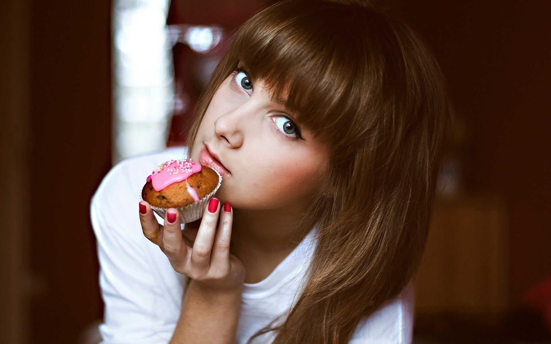 headshot, temptation, offspring, women, food and drink, child, cute, sweet, holding, brown hair, hairstyle, casual clothing, childhood, cupcakes, portrait, HD Wallpaper