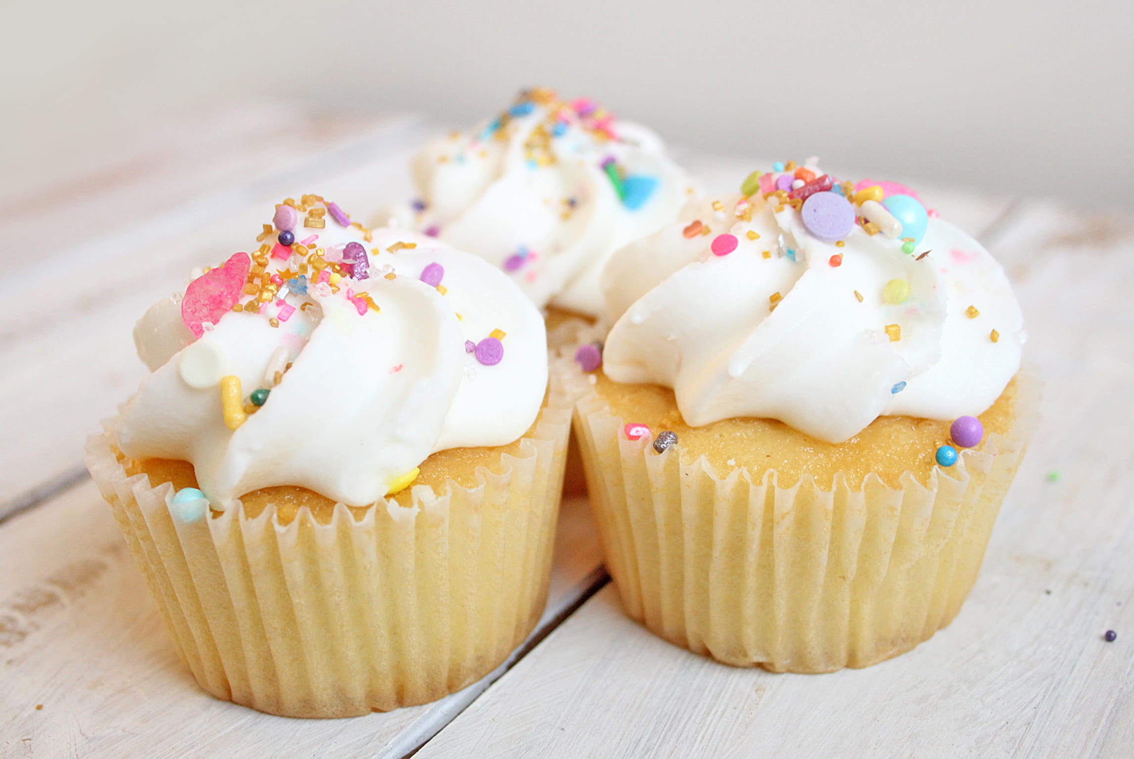 indoors, cream, sweet food, indulgence, temptation, ready-to-eat, pastel, freshness, icing, cake, toppings, 1080P, dessert, wood - material, snack, no people, HD Wallpaper