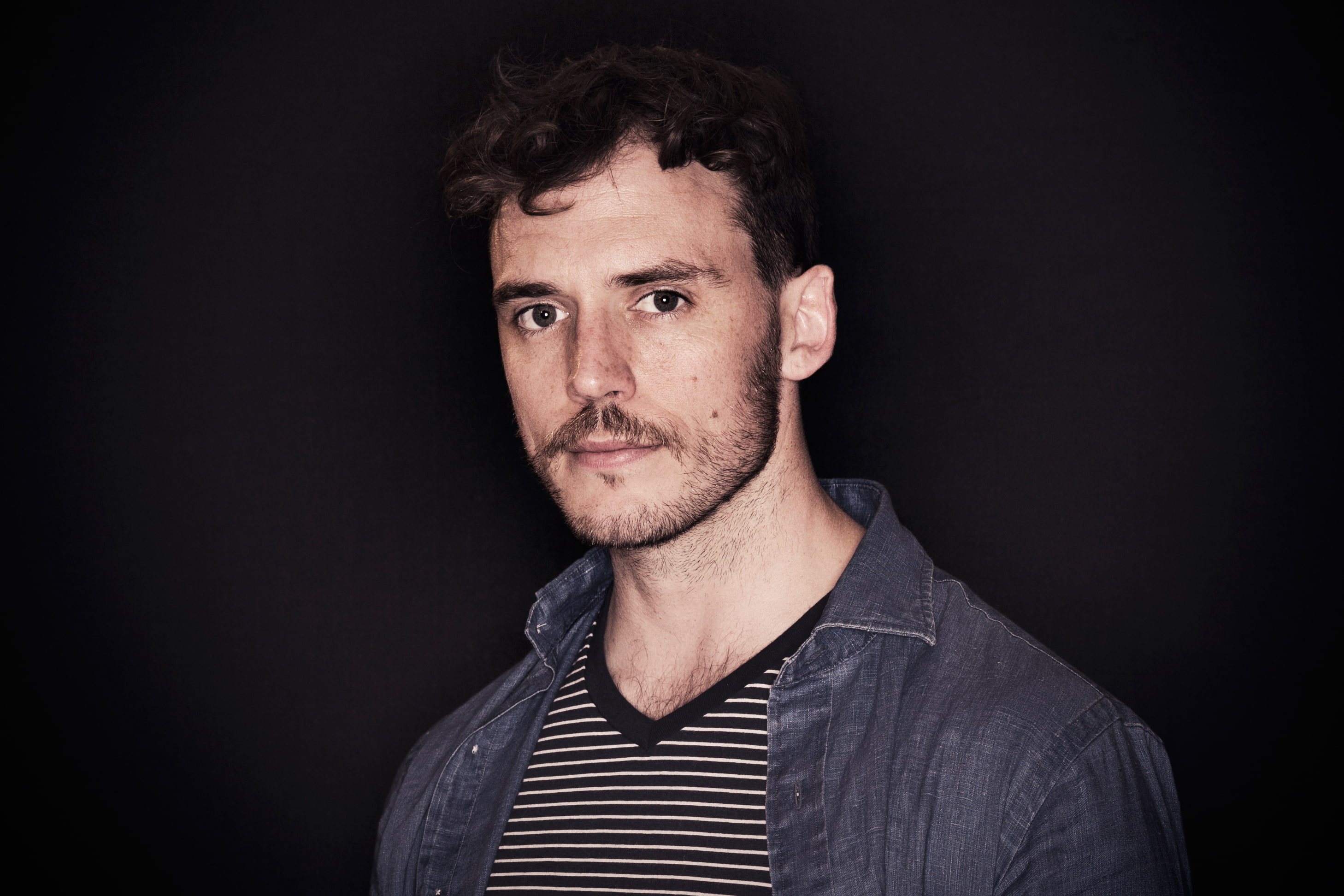 striped, Vittorio Zunino Celotto, 2016, Sam Claflin, photoshoot, t-shirt, portrait, actor, 2K, Giffoni, black background, shirt, HD Wallpaper