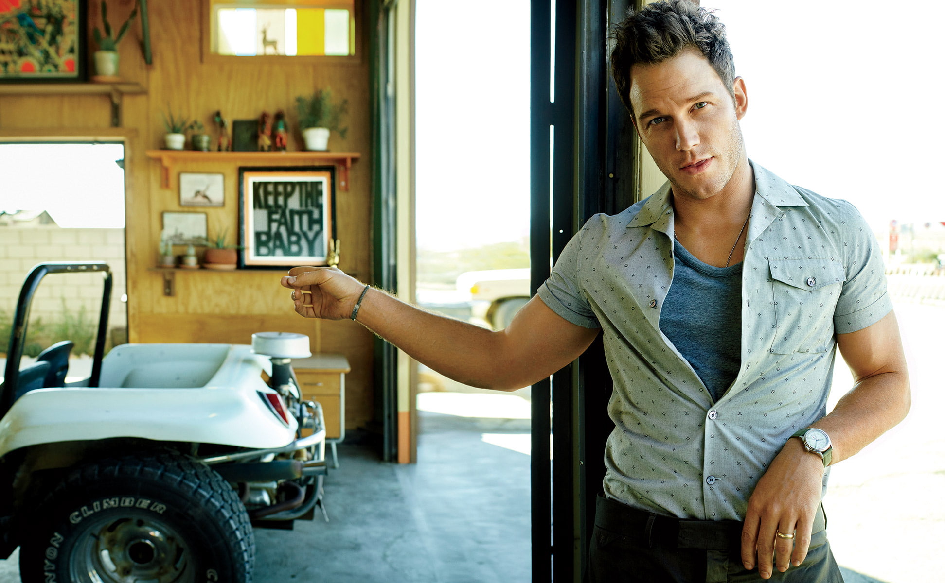 garage, Chris Pratt, photoshoot, gesture, 1080P, actor, auto, Peggy Sirota, shirt, HD Wallpaper