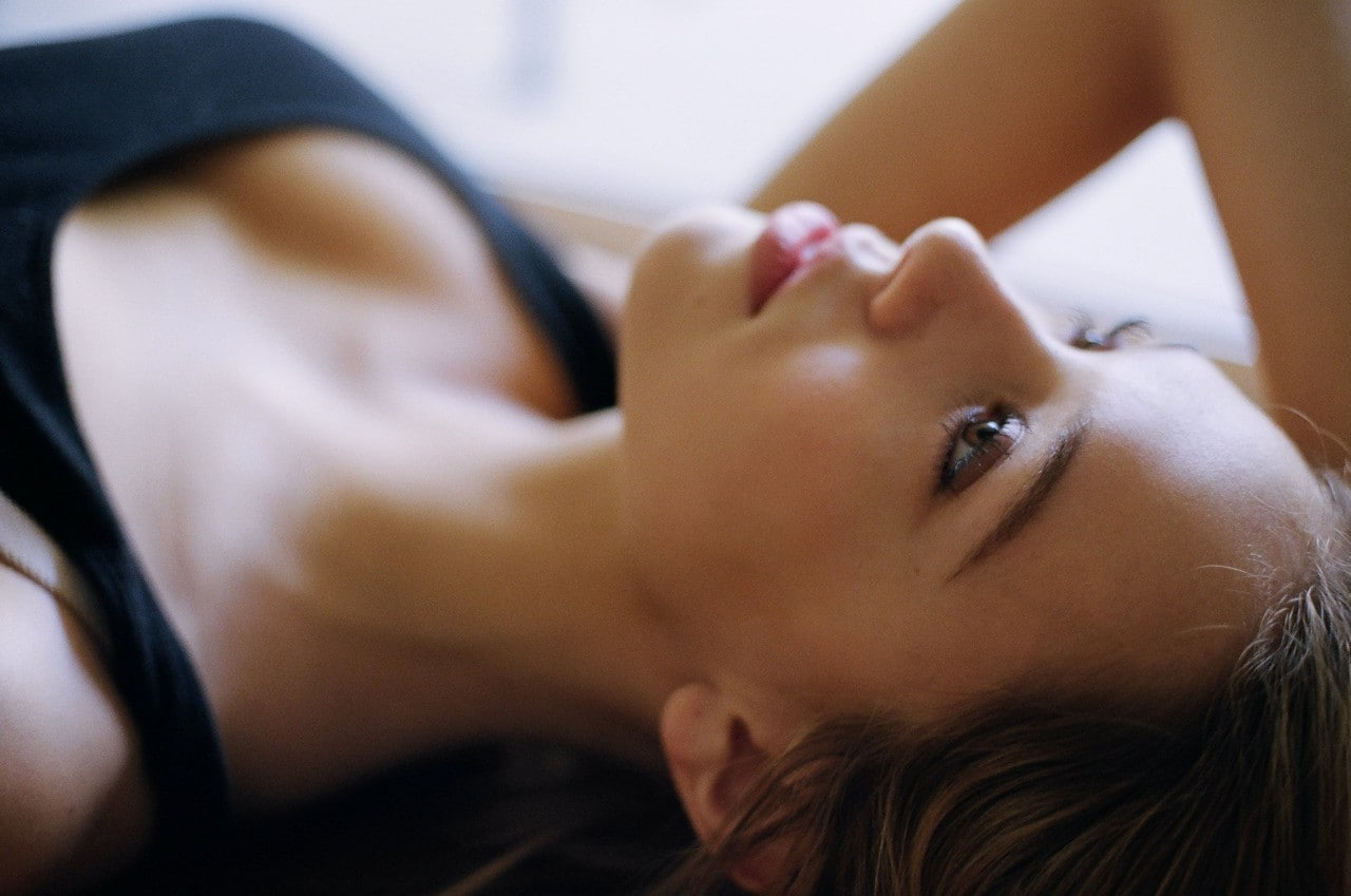 model, relaxation, one person, adult, Depth Of Field, headshot, human body part, lying down, hairstyle, women, young women, Alexis Ren, 720P, indoors, HD Wallpaper