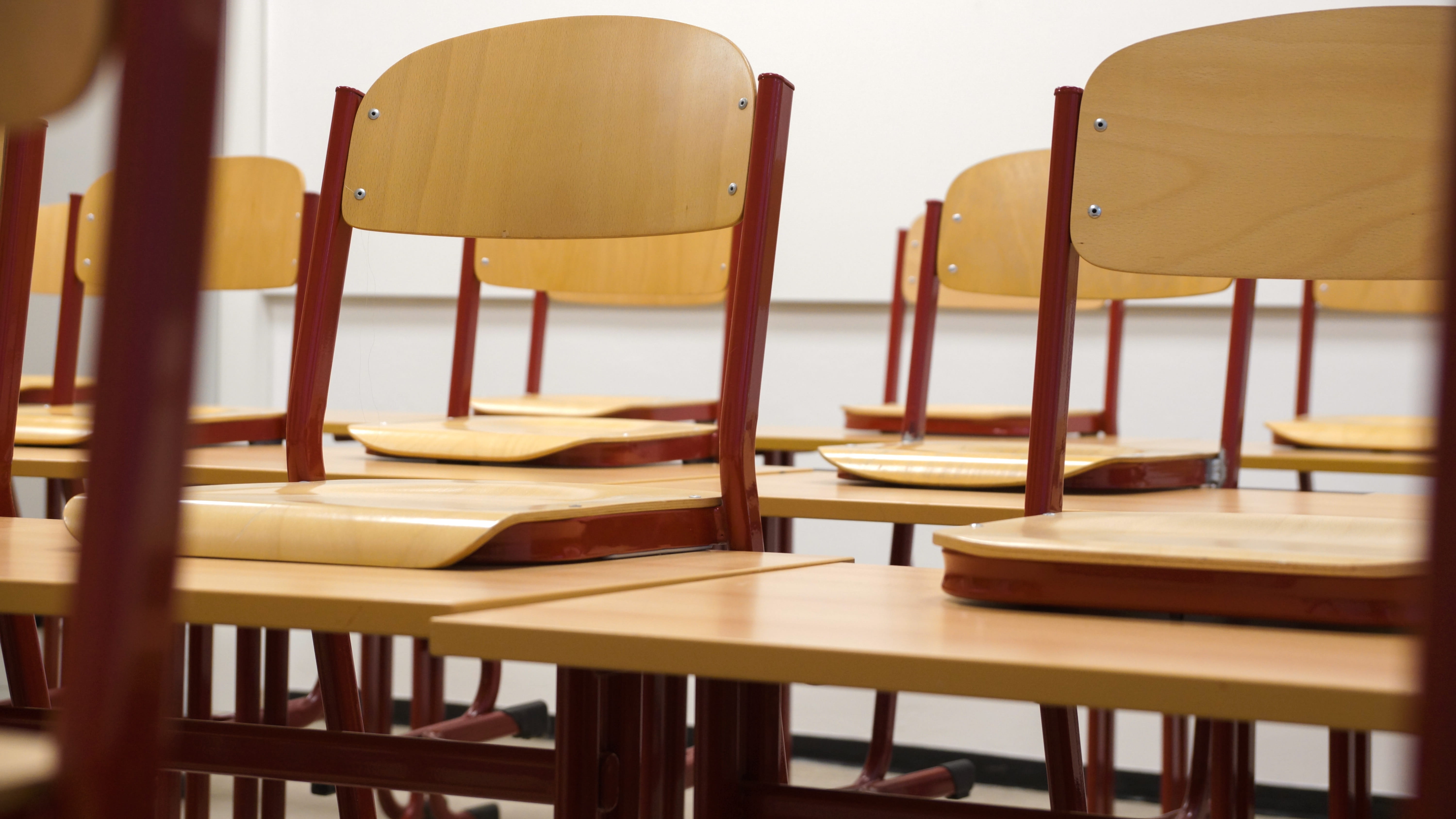 5K, furnitures, empty, chair, indoors, school, business, selective focus, wooden, rest, college, interior, seat, chairs, book, school building, modern, HD Wallpaper