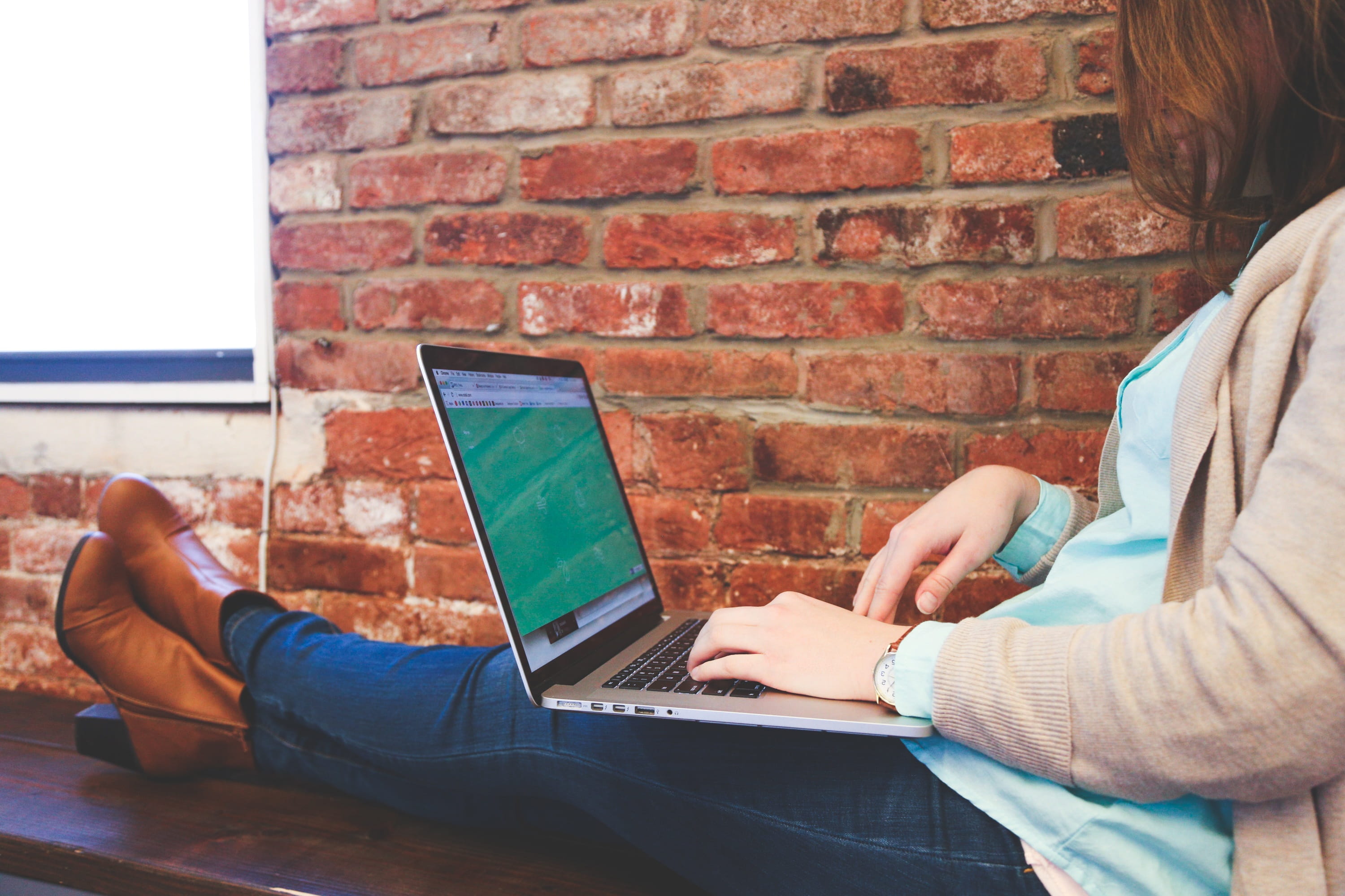 digital, relaxation, display, people, lifestyles, brick wall, strategy, communication, design, women, business, wall, girls, sitting, startup, typing, woman, HD Wallpaper