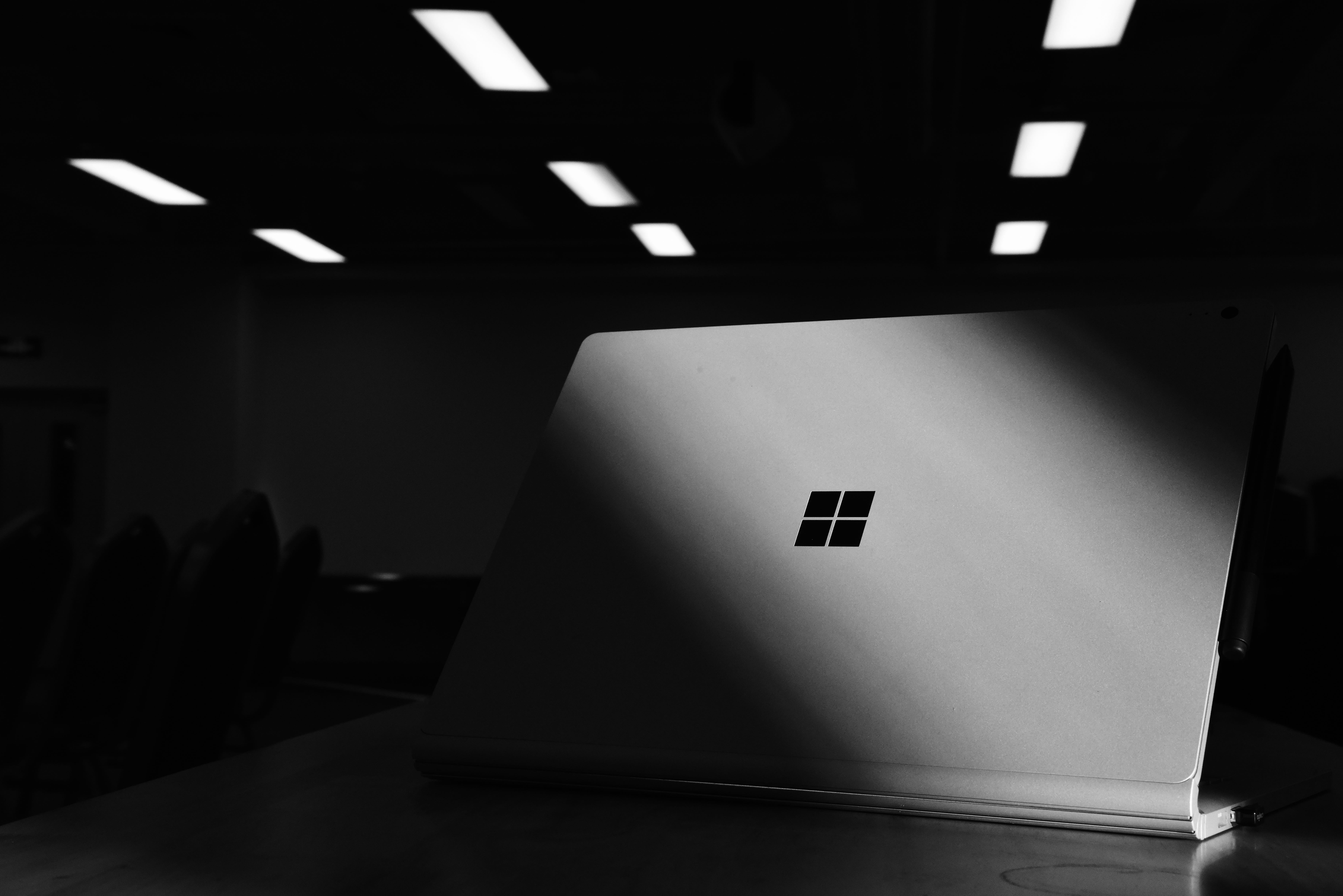 light, minimalist, 5K, lighting equipment, computer, illuminated, technology, relaxation, lifestyles, arts culture and entertainment, building, light - natural phenomenon, HD Wallpaper