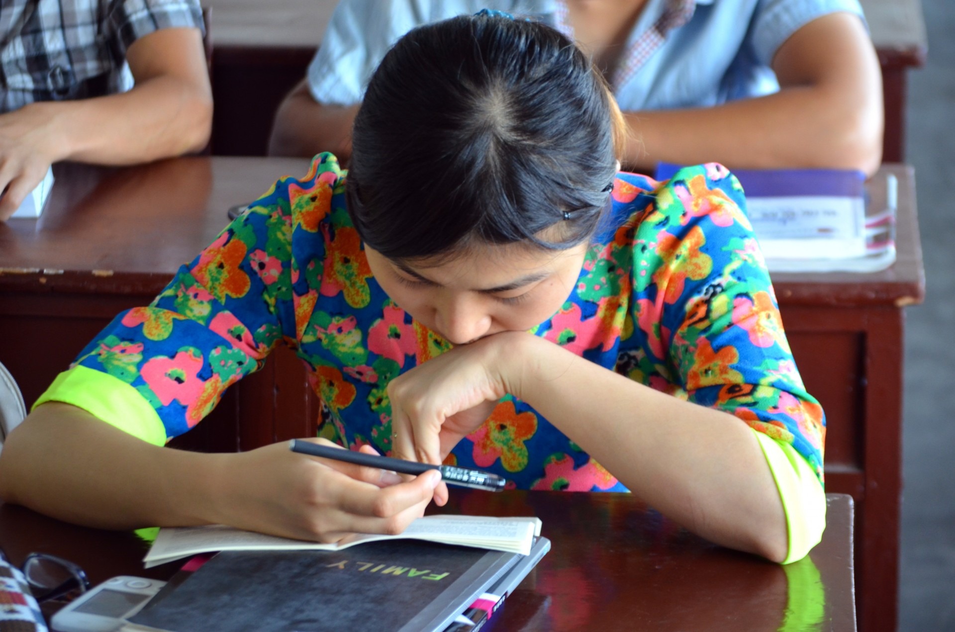 connection, table, study, 1080P, school, real people, writing, woman, females, communication, book, classmate, holding, front, person, childhood, classroom, HD Wallpaper