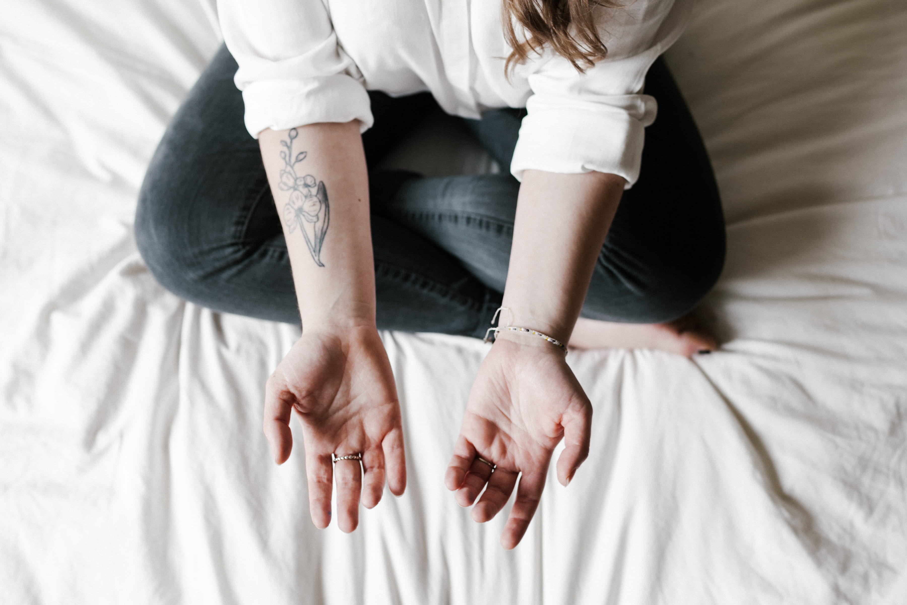 indoor, two people, low section, bed, mano, woman, domestic room, human hand, bedroom, jeans, human body part, adult, furniture, indoors, feminine, hand, HD Wallpaper