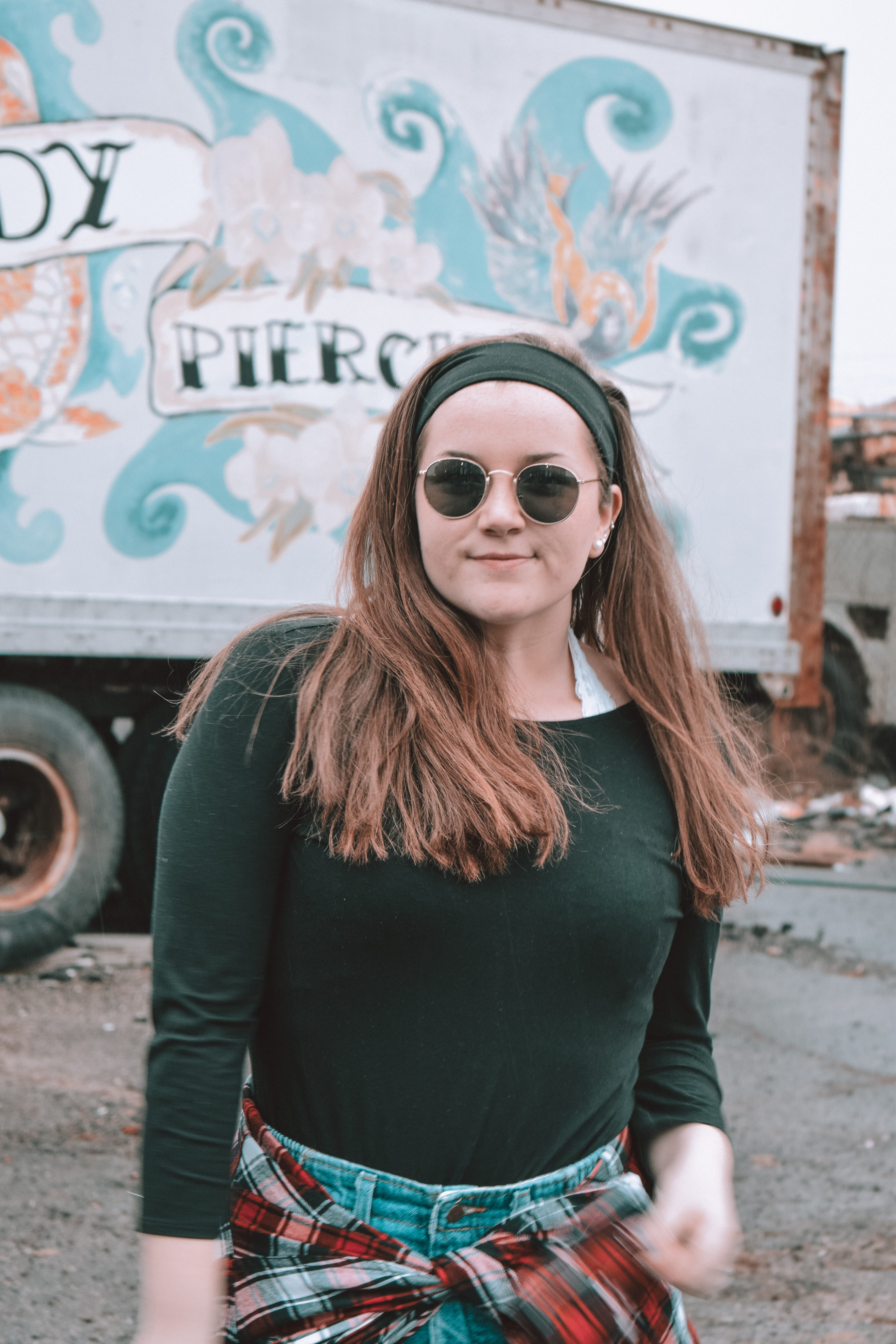 bus, beautiful woman, real people, city, rhode island, lifestyles, glasses, young women, season, spring, sunglasses, young adult, hairstyle, leisure activity, Phone HD Wallpaper