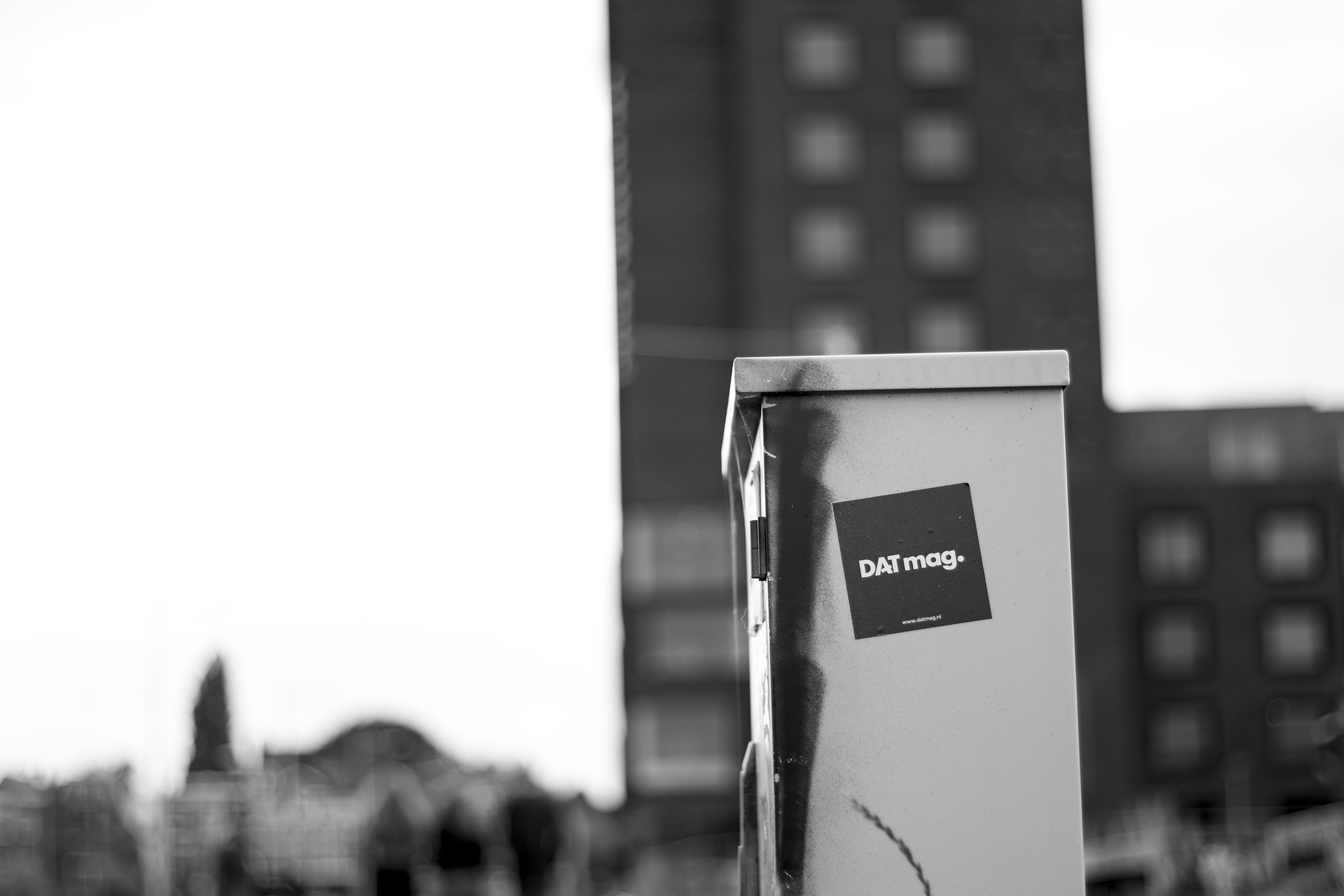 building exterior, close-up, day, information, communication, outdoors, bokeh, clear sky, architecture, city, spraypaint, western script, government, copy space, HD Wallpaper