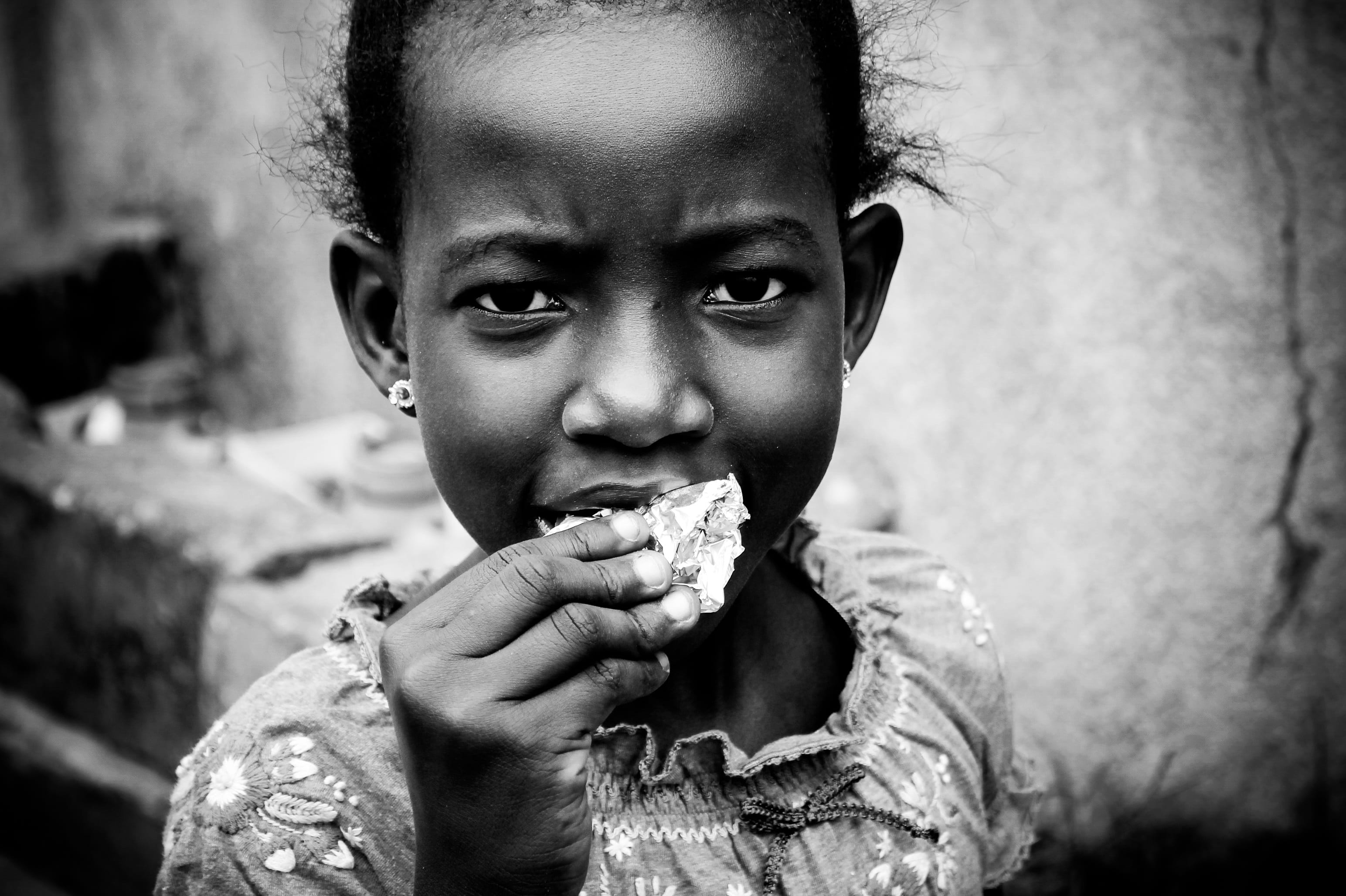 males, offspring, ask snack, social issues, childhood, food and drink, portrait, eating, food, real people, girl, holding, one person, photo, lifestyles, HD Wallpaper