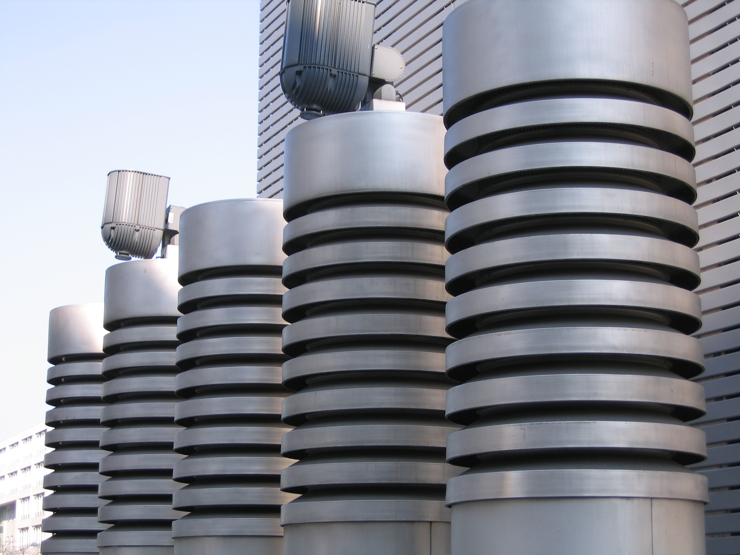 alloy, steel, pipe - tube, building, architecture, 2K, metal, rotating cylinder, machinery, built structure, outdoors, building exterior, large group of objects, HD Wallpaper