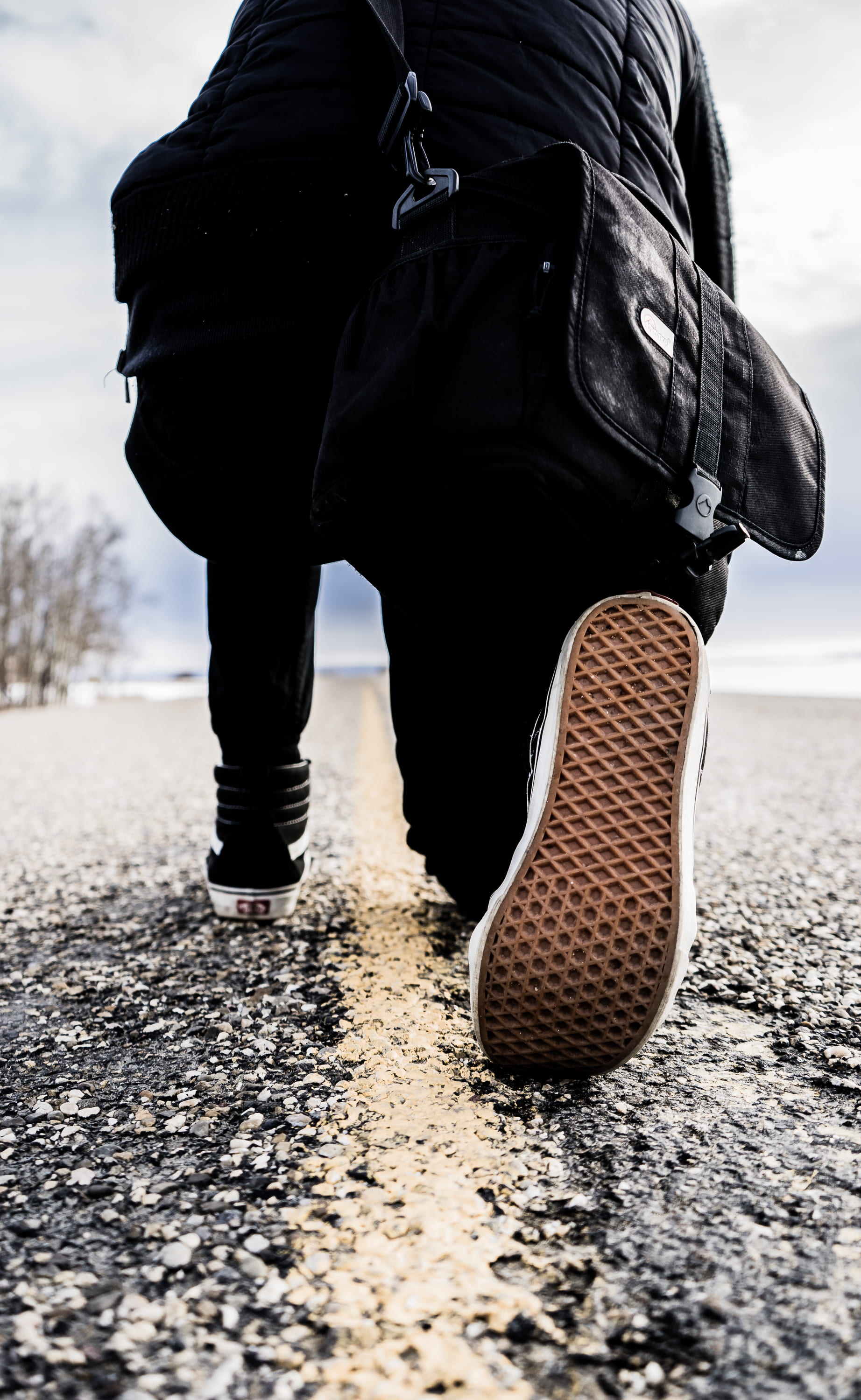 gray, real people, photo, nature, human foot, men, descanso, kneeling, pose, lifestyles, back, body part, outdoors, day, sky, road, standing, angle, leg, Phone HD Wallpaper