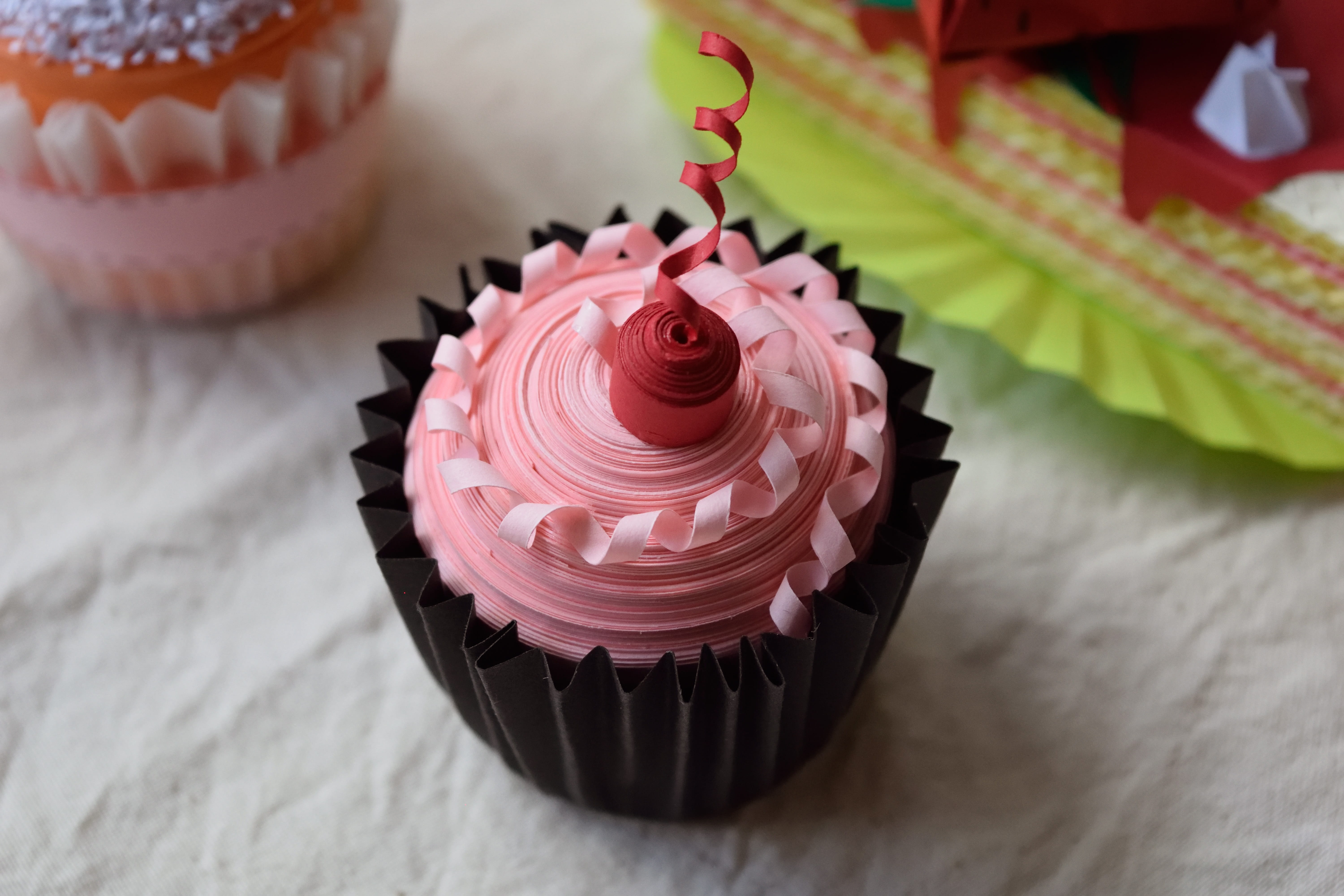 focus, diy, cake, sweet food, cupcake, indoors, food and drink, wedding cake, baked, celebration, close-up, temptation, icing, blur, muffin, cupcake holder, HD Wallpaper