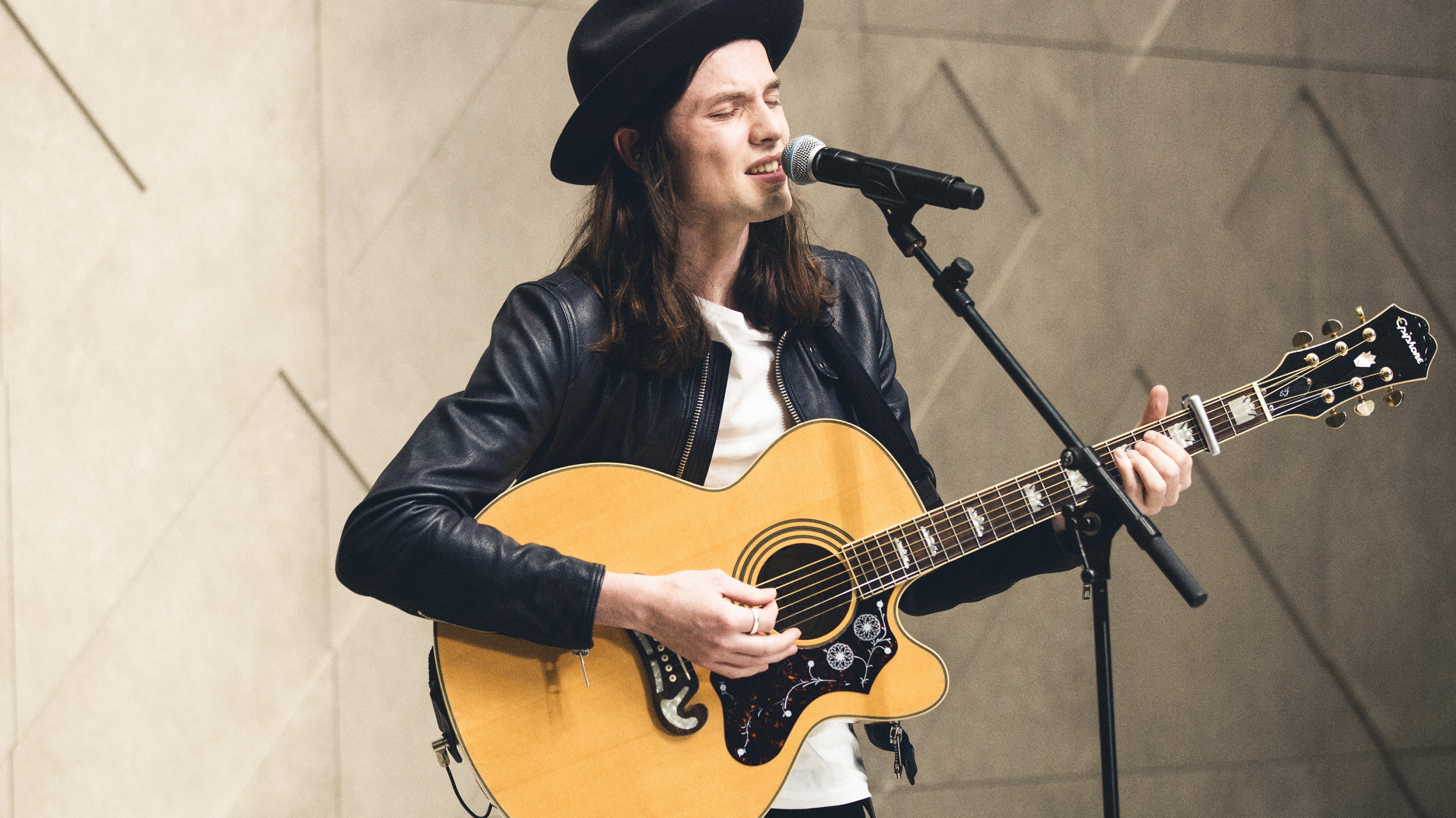 paying, singing, Top music artist and bands, jacket, black, James Bay, 4K, guitar, man, singer, leather, HD Wallpaper