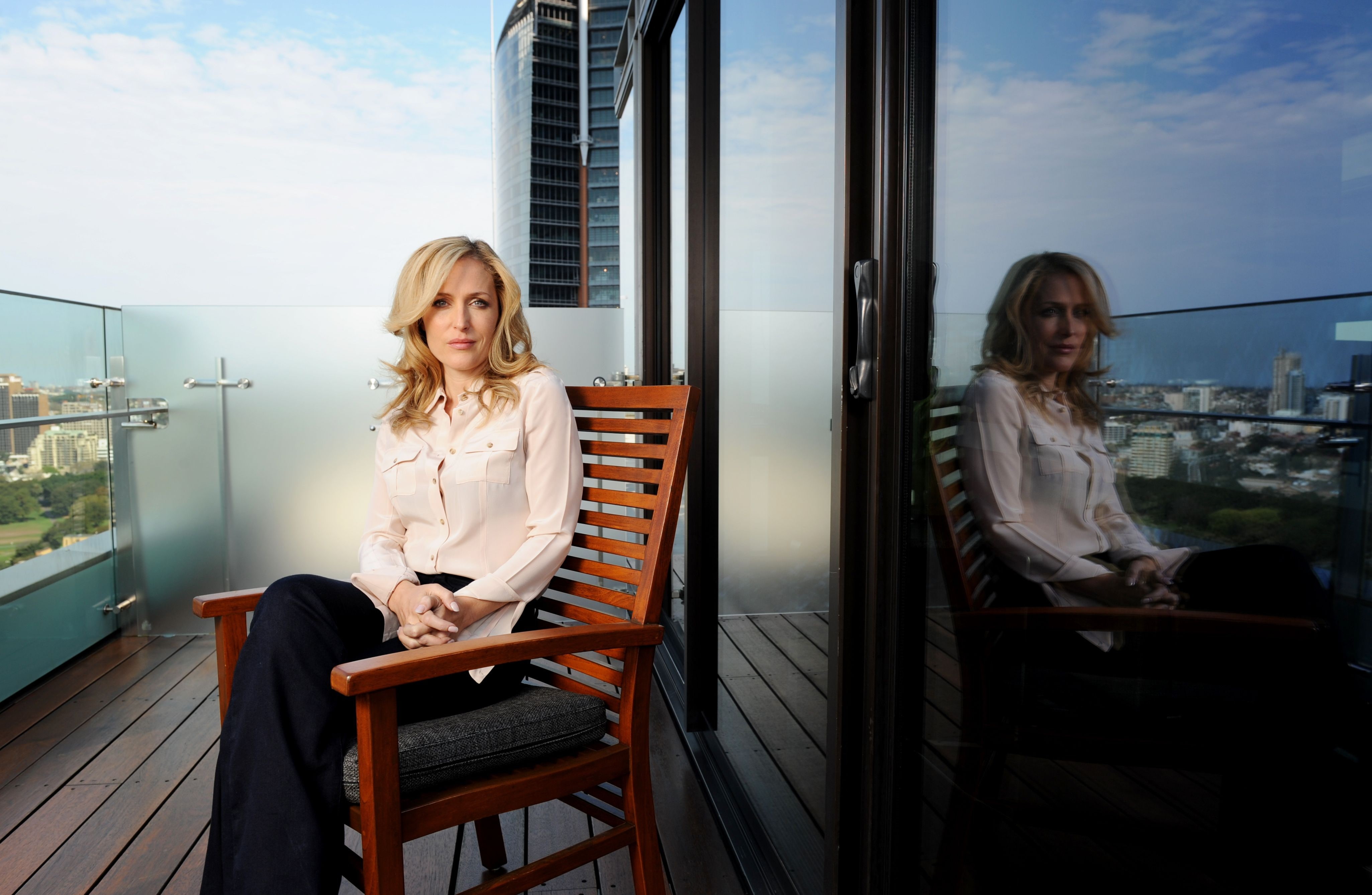 Gillian Anderson, looking at viewer, actress, women, 4K, chair, sitting, HD Wallpaper