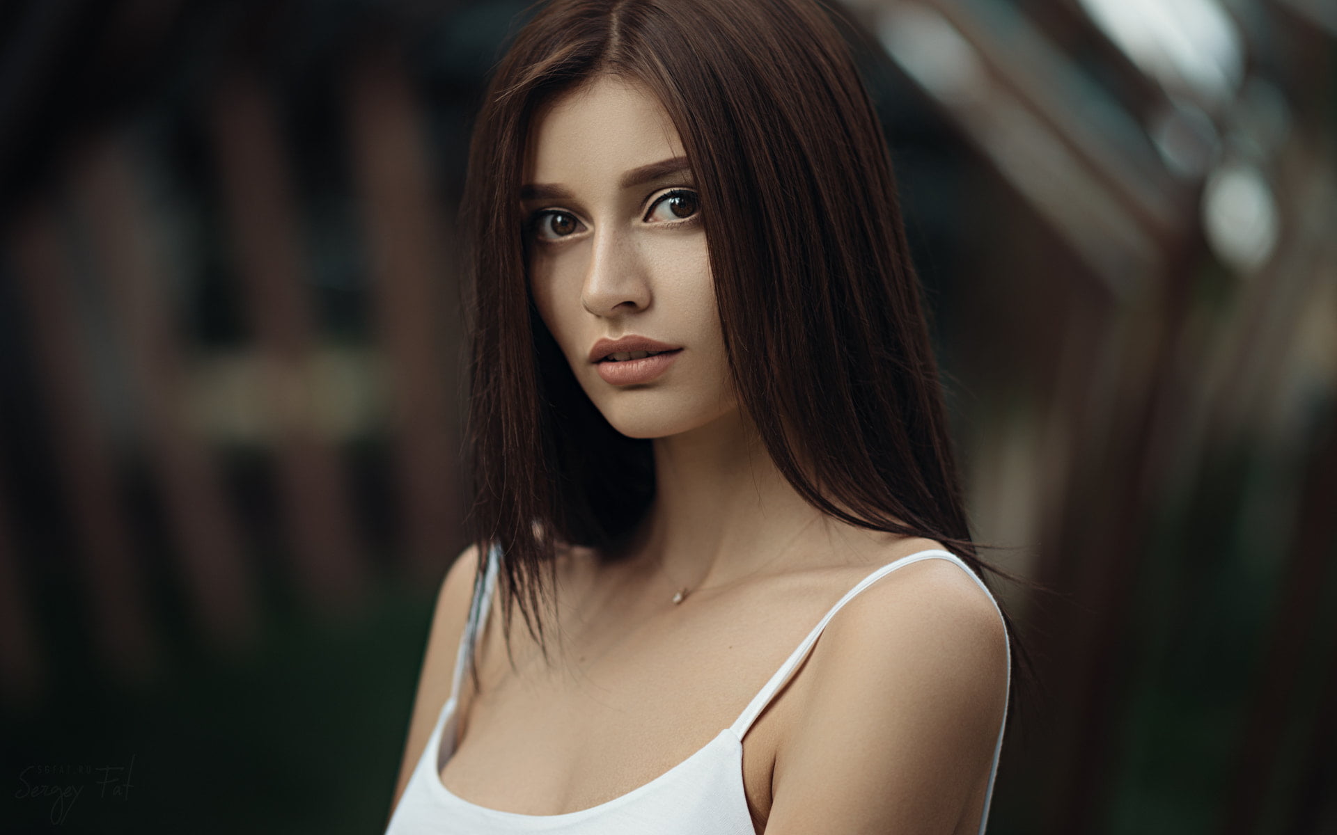 contemplation, hairstyle, depth of field, looking at camera, one person, hair, beautiful woman, women, focus on foreground, young adult, looking, beauty, HD Wallpaper