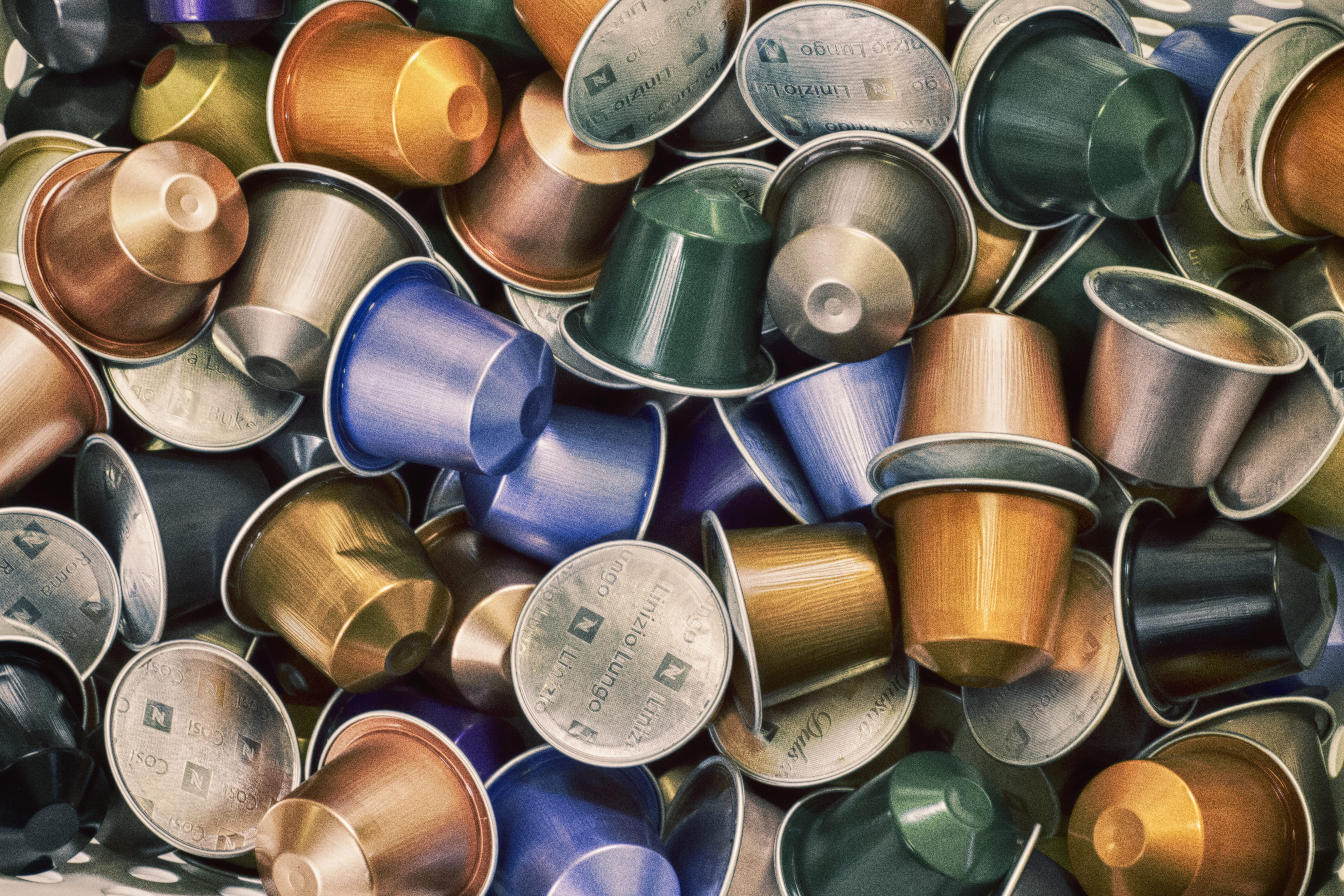 bebida, cafe, indoors, full frame, no people, capsula, abundance, variation, lot, closeup, day, for sale, shape, capsule, container, retail display, design, HD Wallpaper