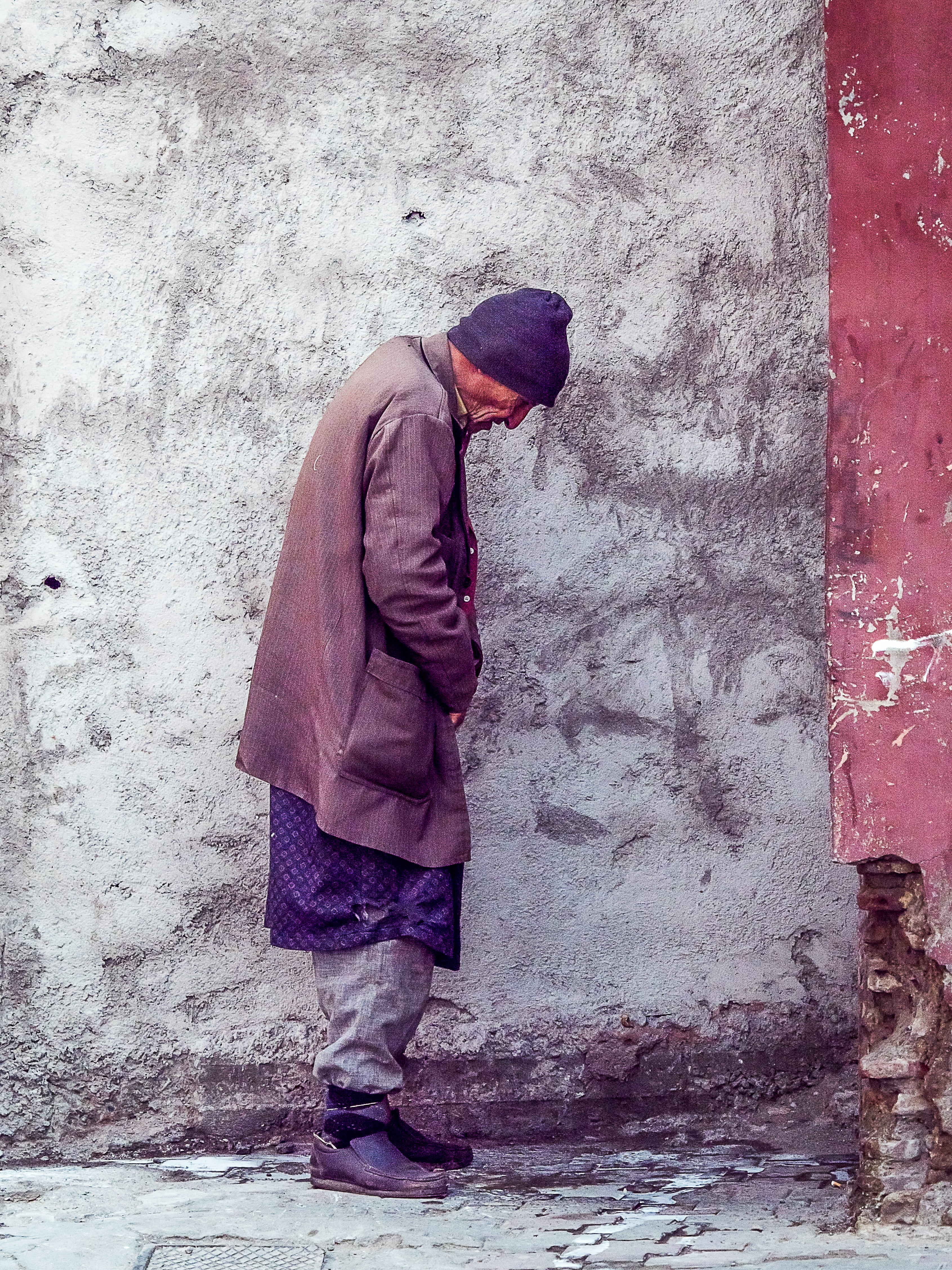 beside, day, wearing, warm clothing, men, adult, 4K, person, building exterior, clothing, social issues, lifestyles, built structure, side view, brown, Phone HD Wallpaper