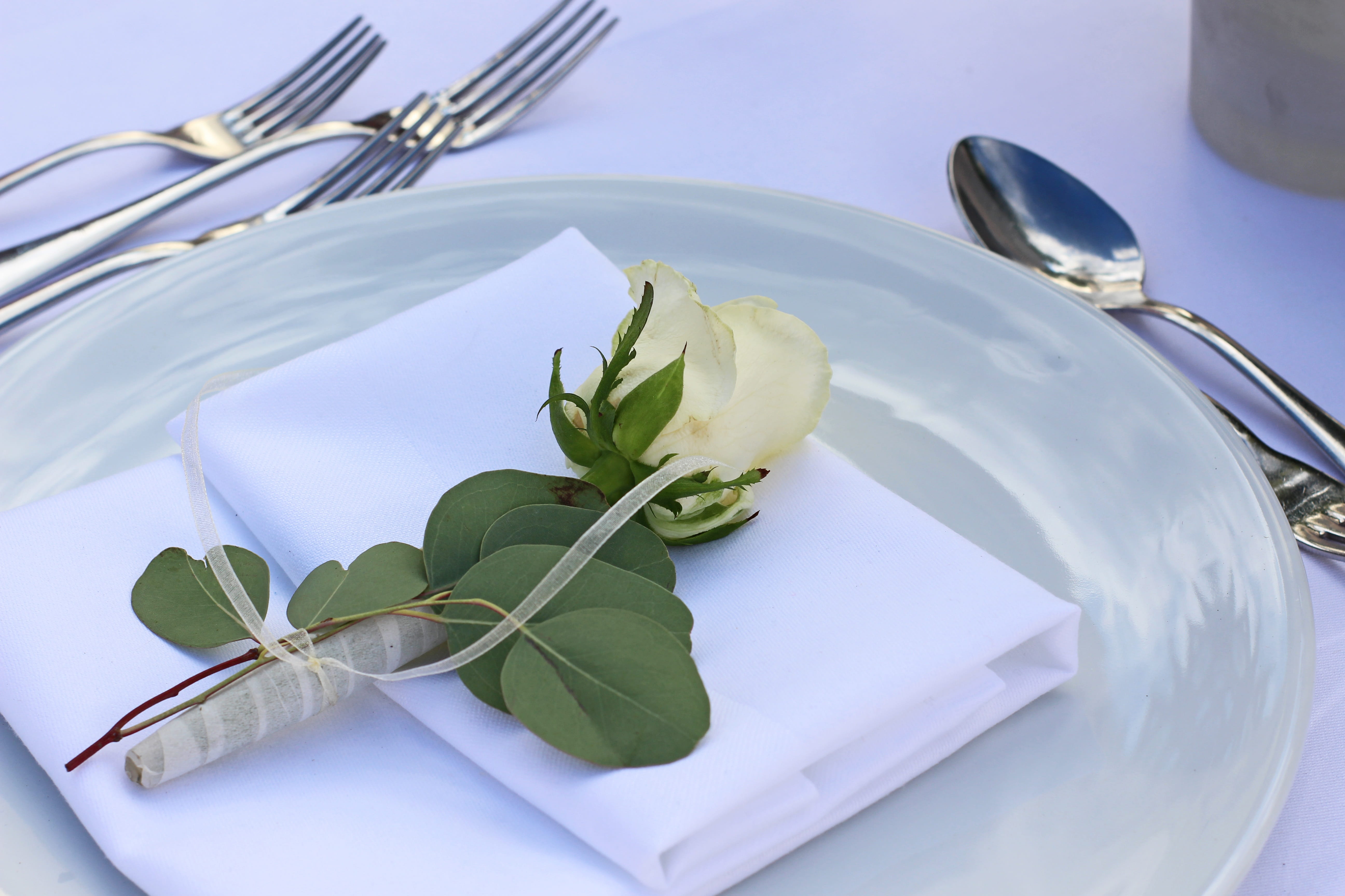 banquet table, celebration, plate, wedding, close-up, dinner, plant part, wellbeing, celebrate, tablecloth, eating utensil, tableware, elegant, gastronomy, HD Wallpaper