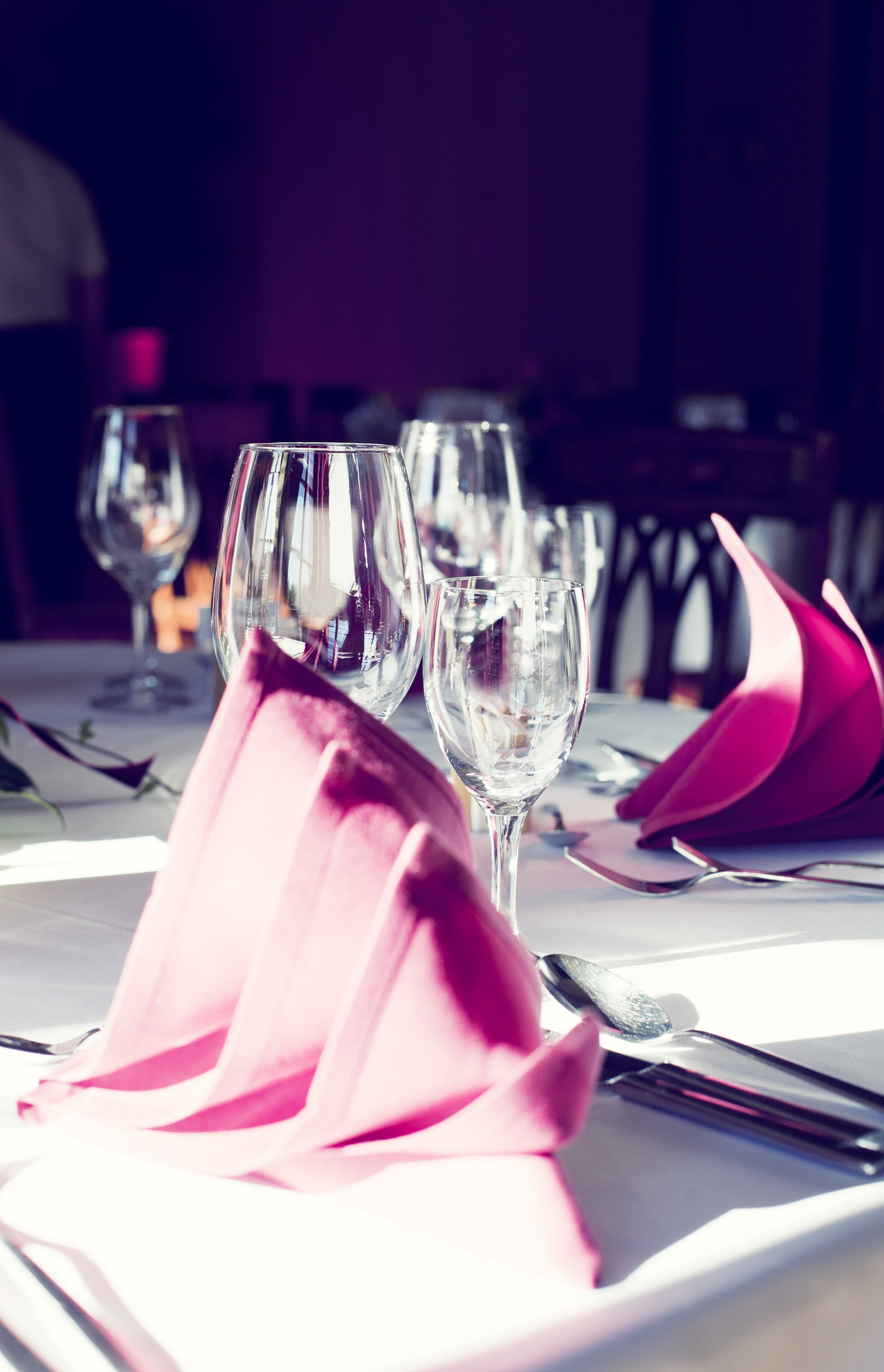 business, fork, glasses, restaurant, festival, dining, 2K, eating out, setting the table, gastronomy, wedding, wineglass, crockery, freshness, indoors, Phone HD Wallpaper