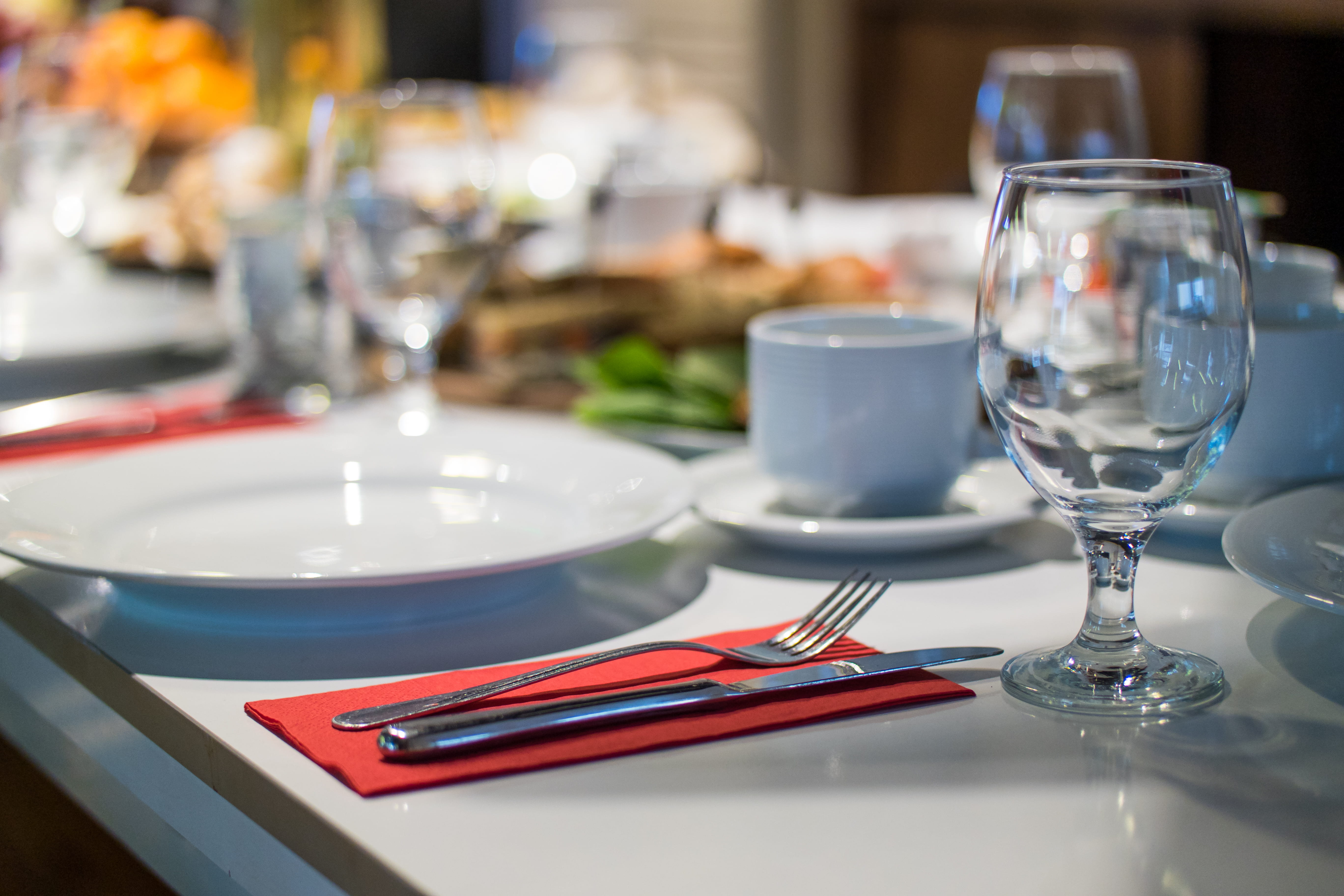 close-up, formal, silverware, close, drinking glass, dining table, photo, drink, blur, glass items, focus on foreground, spoon, still life, indoors, napkin, HD Wallpaper