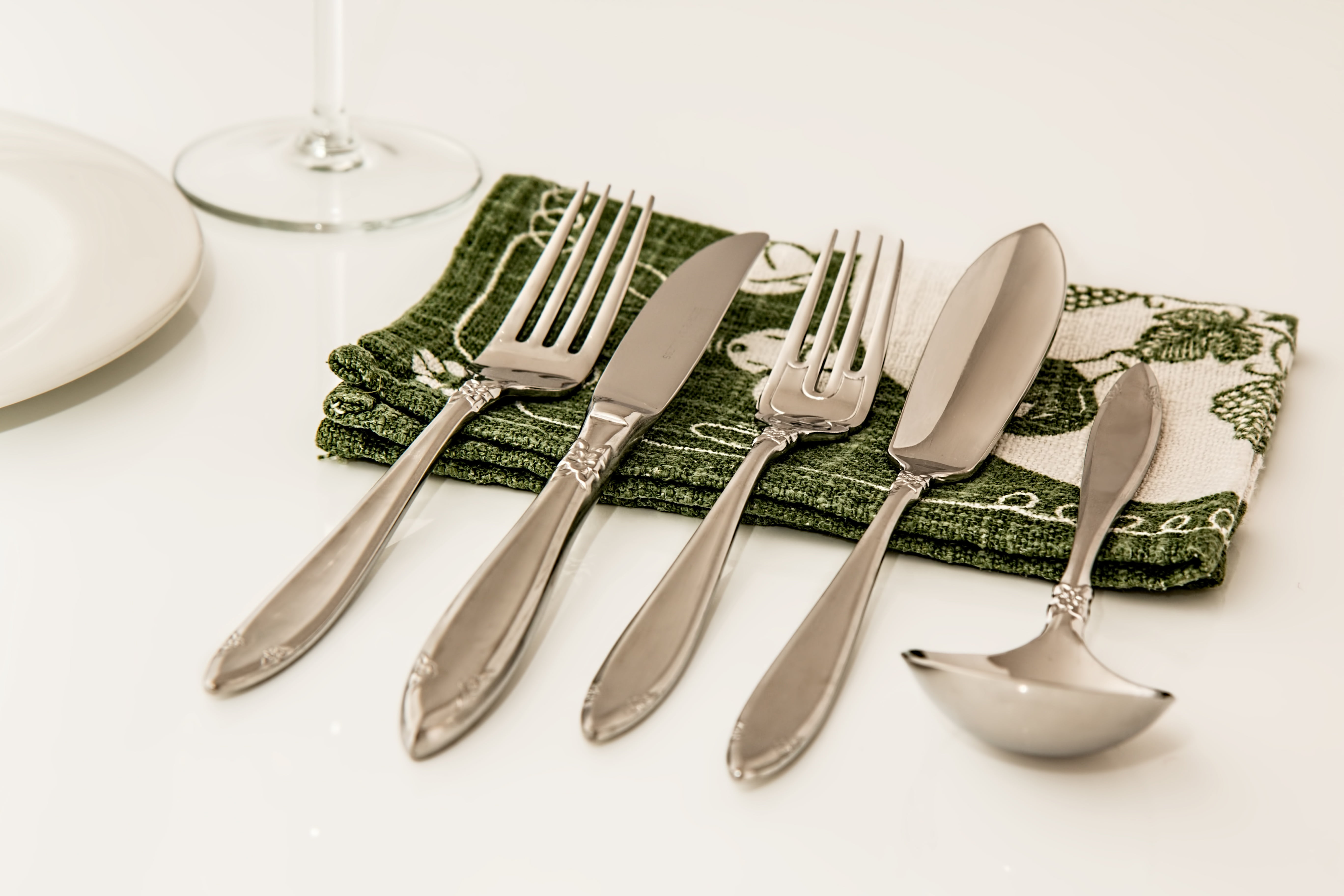 christmas, celebration, kitchen Utensil, table Knife, eating utensil, focus, food, table, elegant, silverware, traditional, indoors, plate, white background, HD Wallpaper