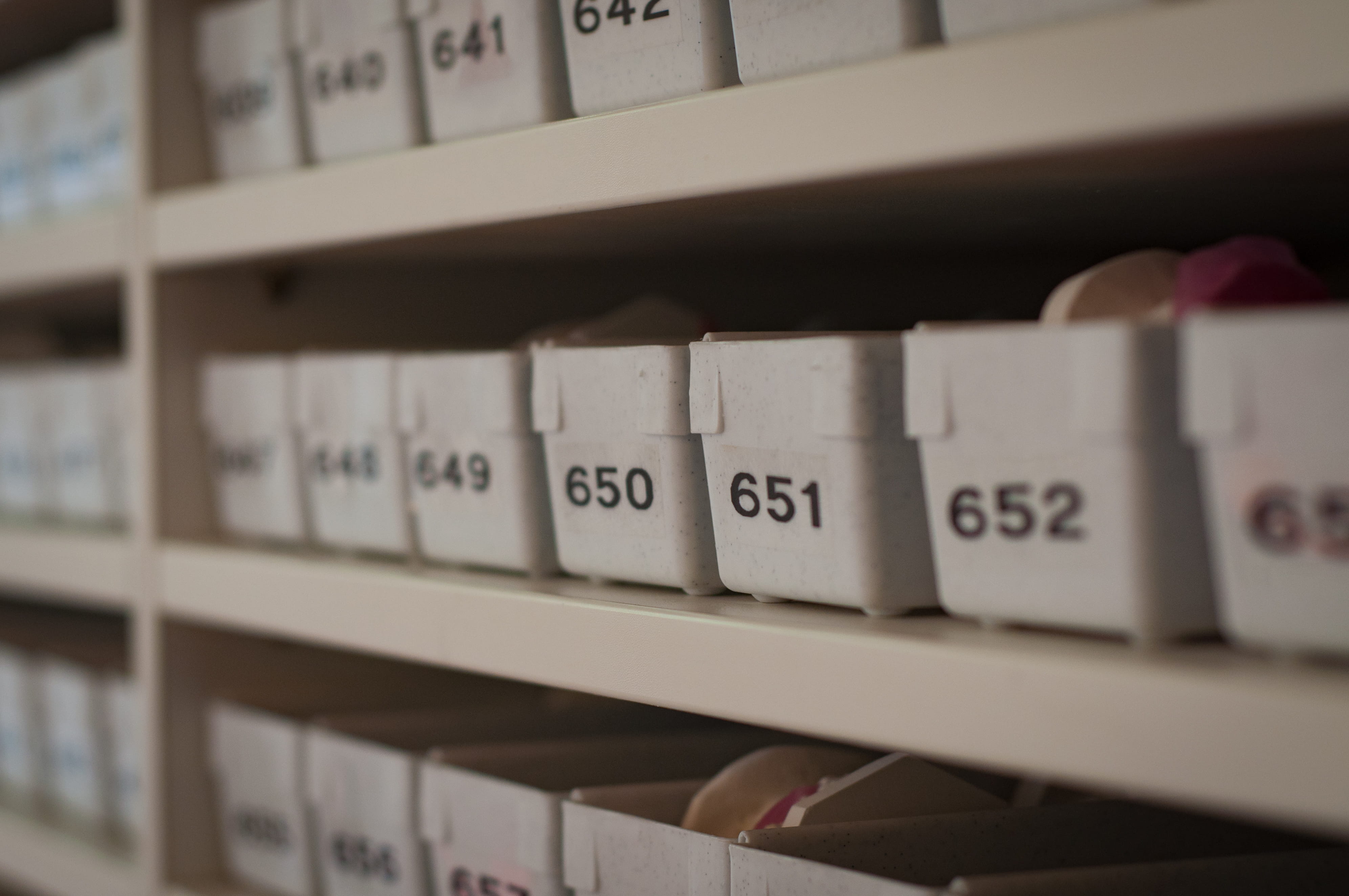 close-up, store, 4K, pharmacist, organization, choice, text, selective focus, bookshelf, indoors, white, healthcare and medicine, order, abundance, container, HD Wallpaper