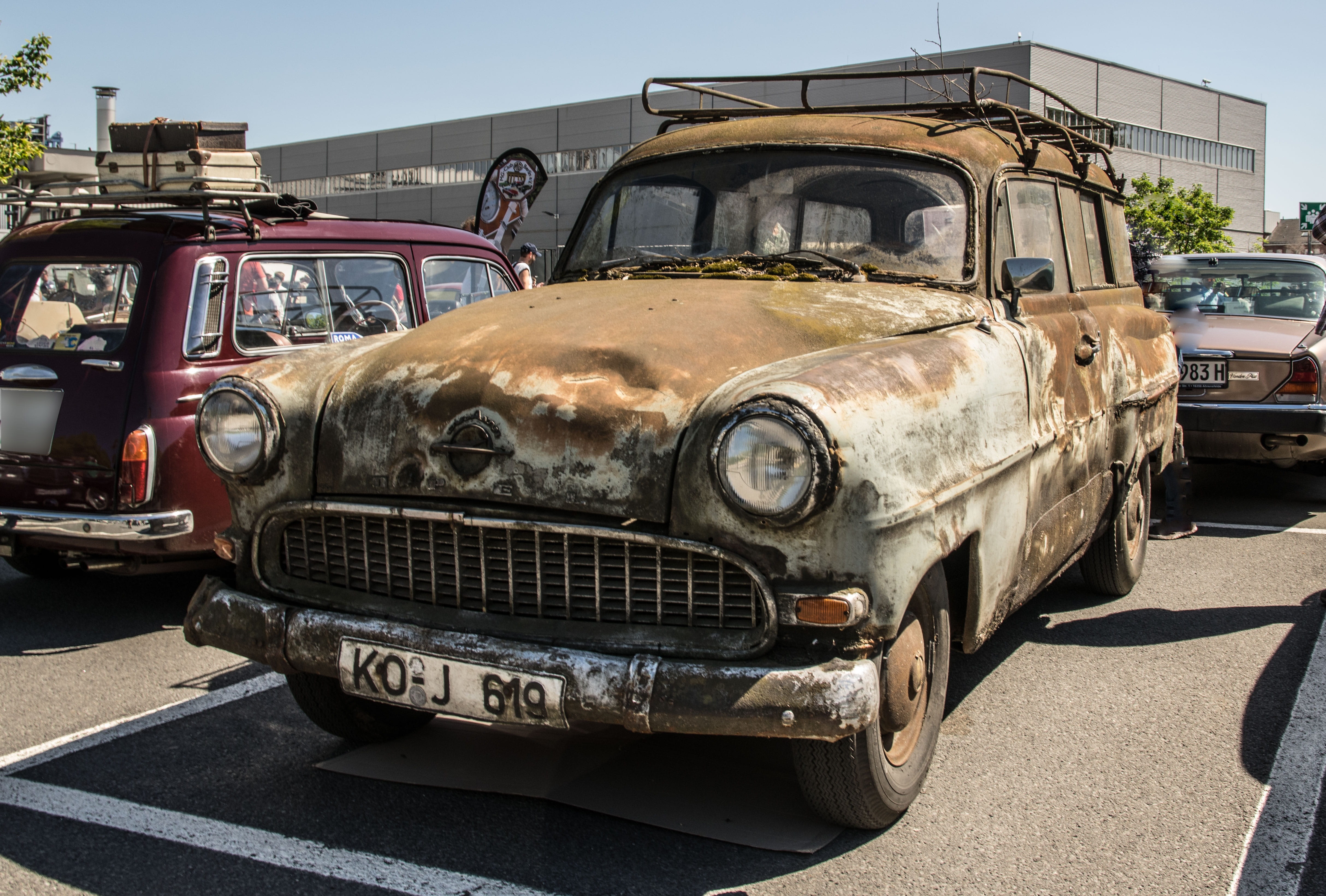 rusted, 4K, classic, damaged, caravan, automotive, council-car, architecture, nature, sunlight, old, building exterior, obsolete, rust, city, vehicles, HD Wallpaper