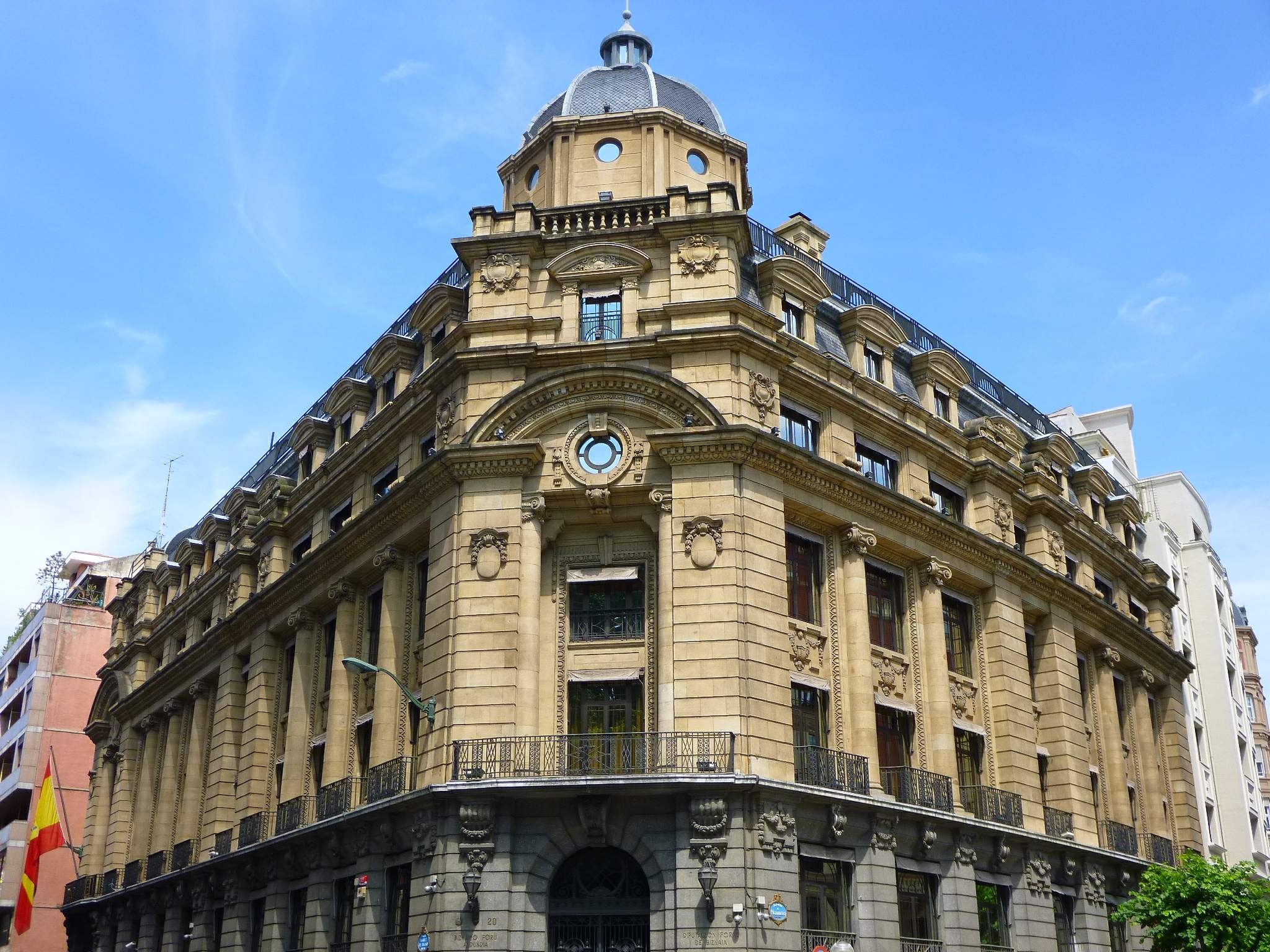 window, departamento de obras públicas, travel destinations, history, built Structure, bilbao, urban Scene, sky, day, blue, architectural column, time, HD Wallpaper
