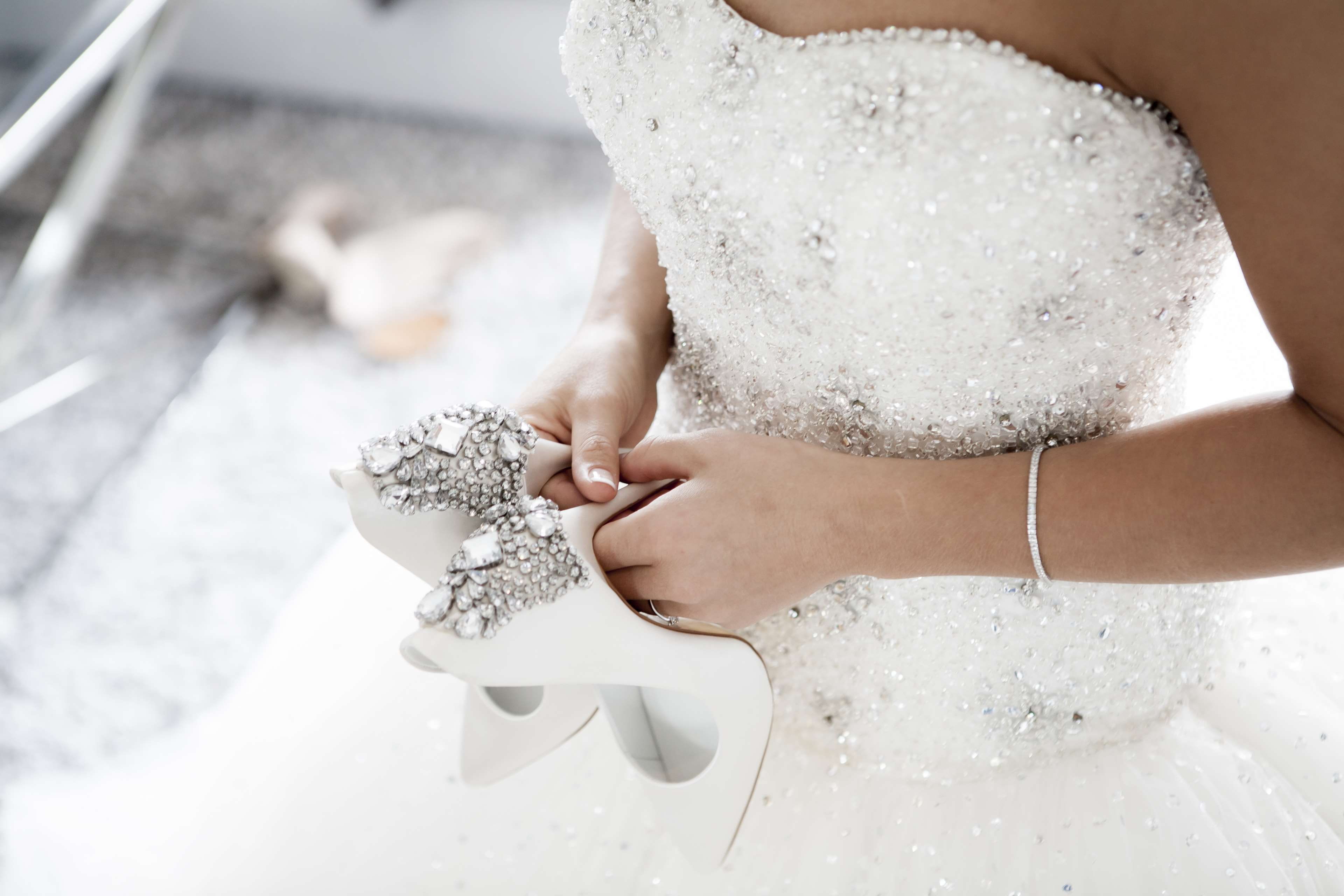 domestic bathroom, one person, wedding dress, 4K, human hand, adult, hands, bracelet, beauty, indoors, blur, water, human body part, domestic room, female, HD Wallpaper