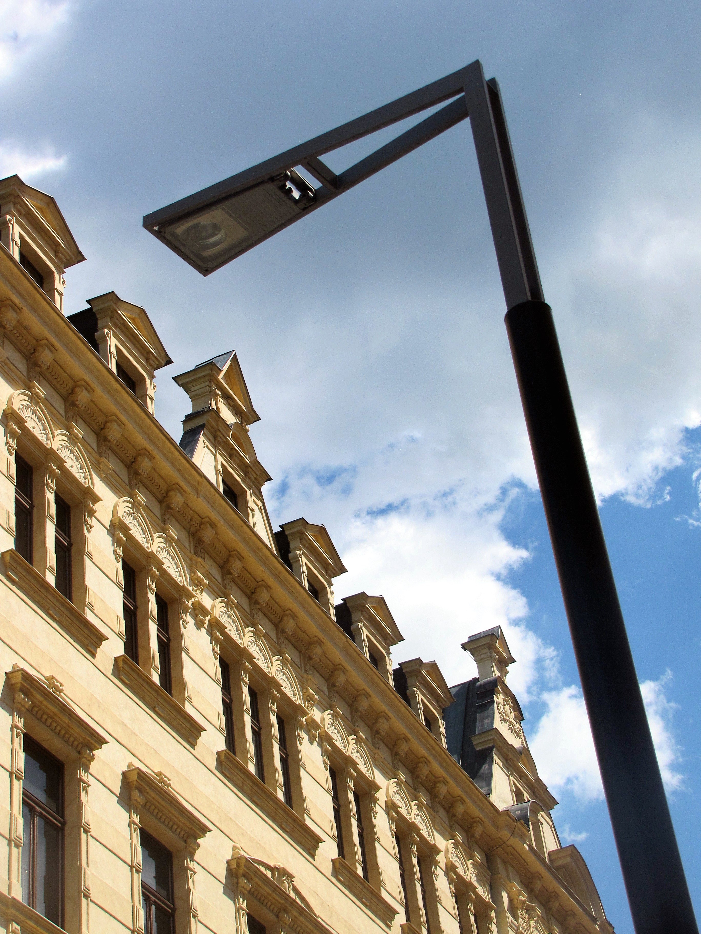 karlovy vary, building exterior, 2K, opposition, day, city, sky, street facades, no people, the past, outdoors, classically modern, lighting equipment, Phone HD Wallpaper