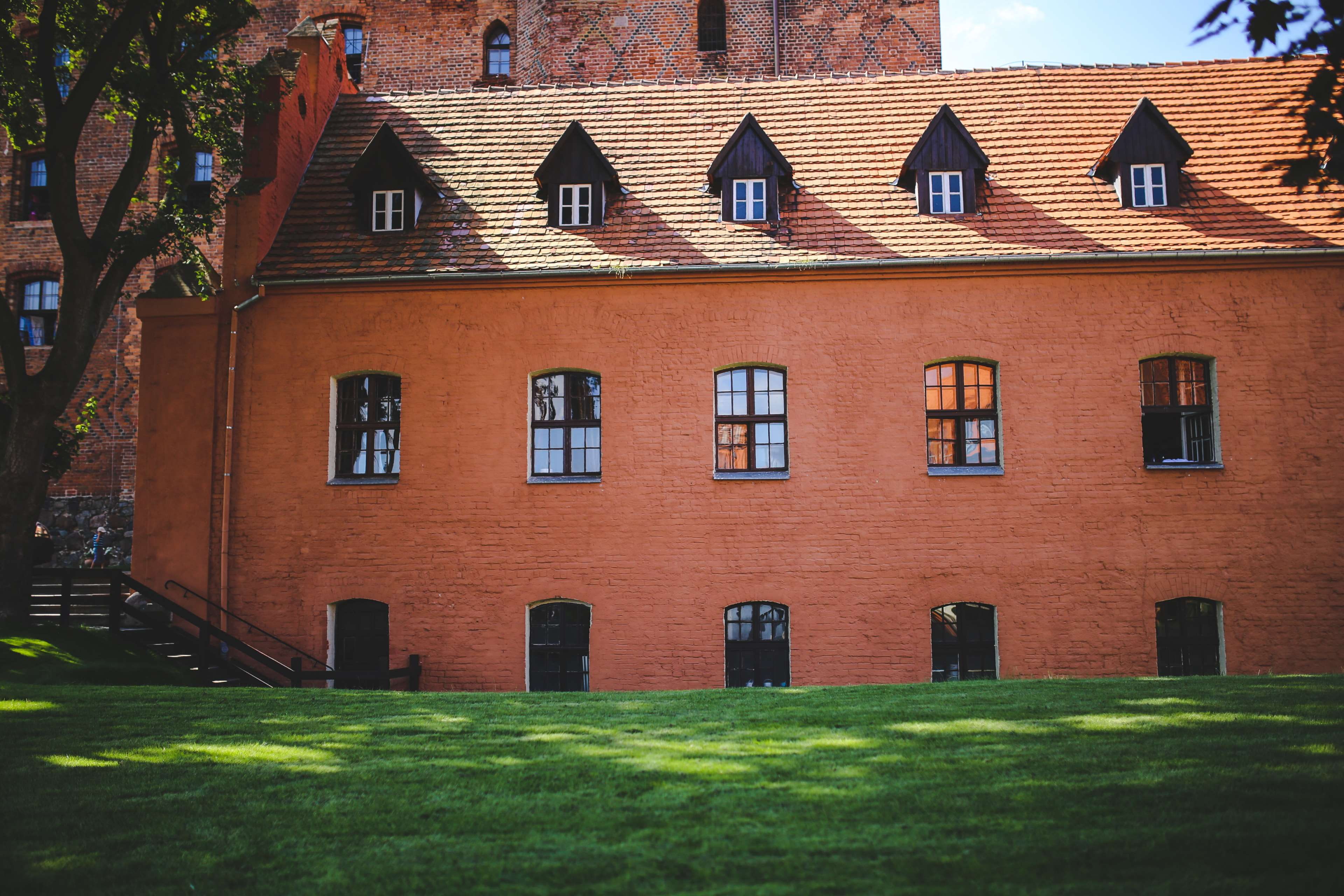 travel, residential district, family, orange, land, bricks, tree, green, city, town, roof, day, outside, no people, red, plant, window, brick, sunlight, HD Wallpaper