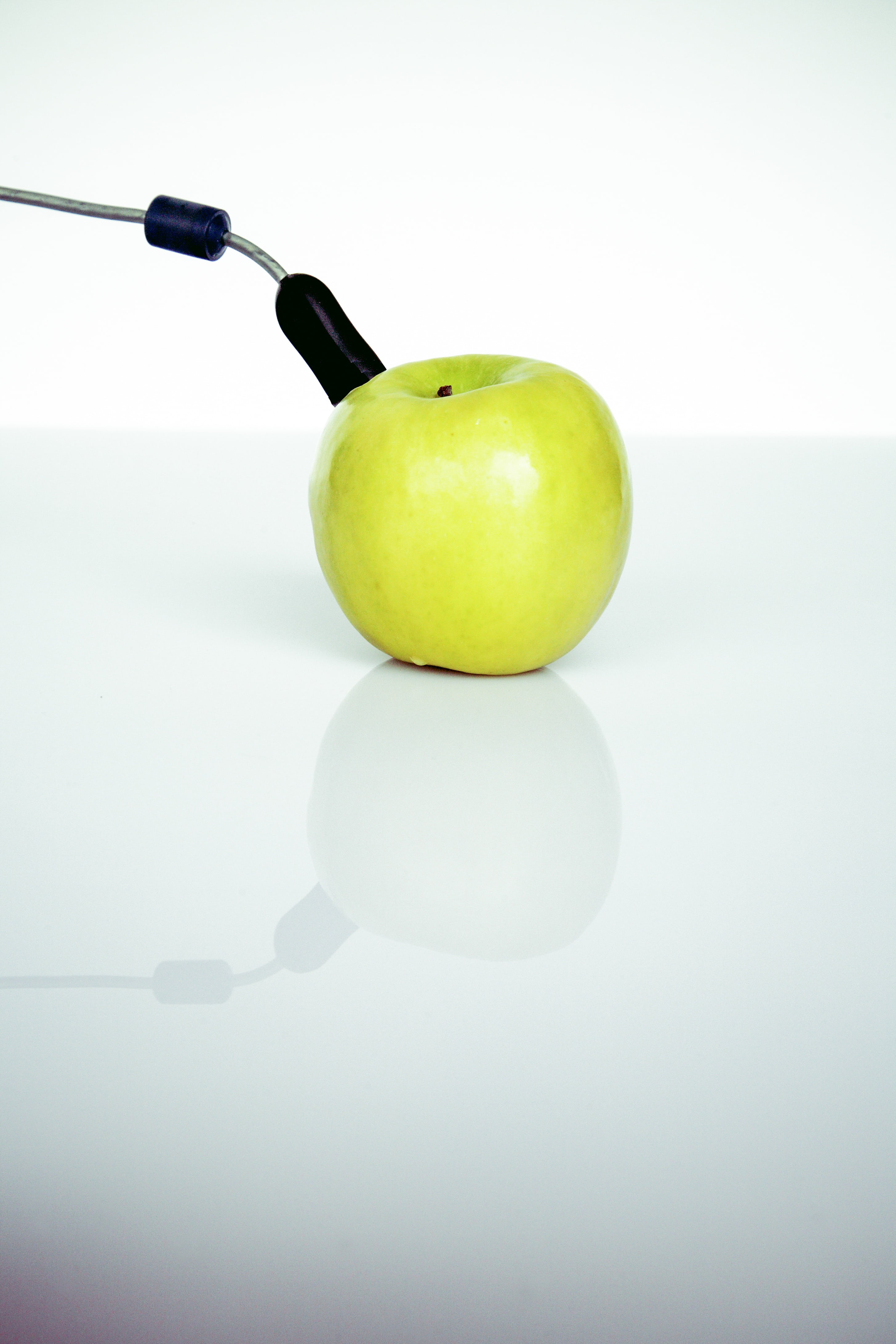 4K, symbol, indoors, usb, computer, connection, green color, granny smith apple, cable, close-up, food and drink, data transfer, pear, fruit, studio shot, Phone HD Wallpaper