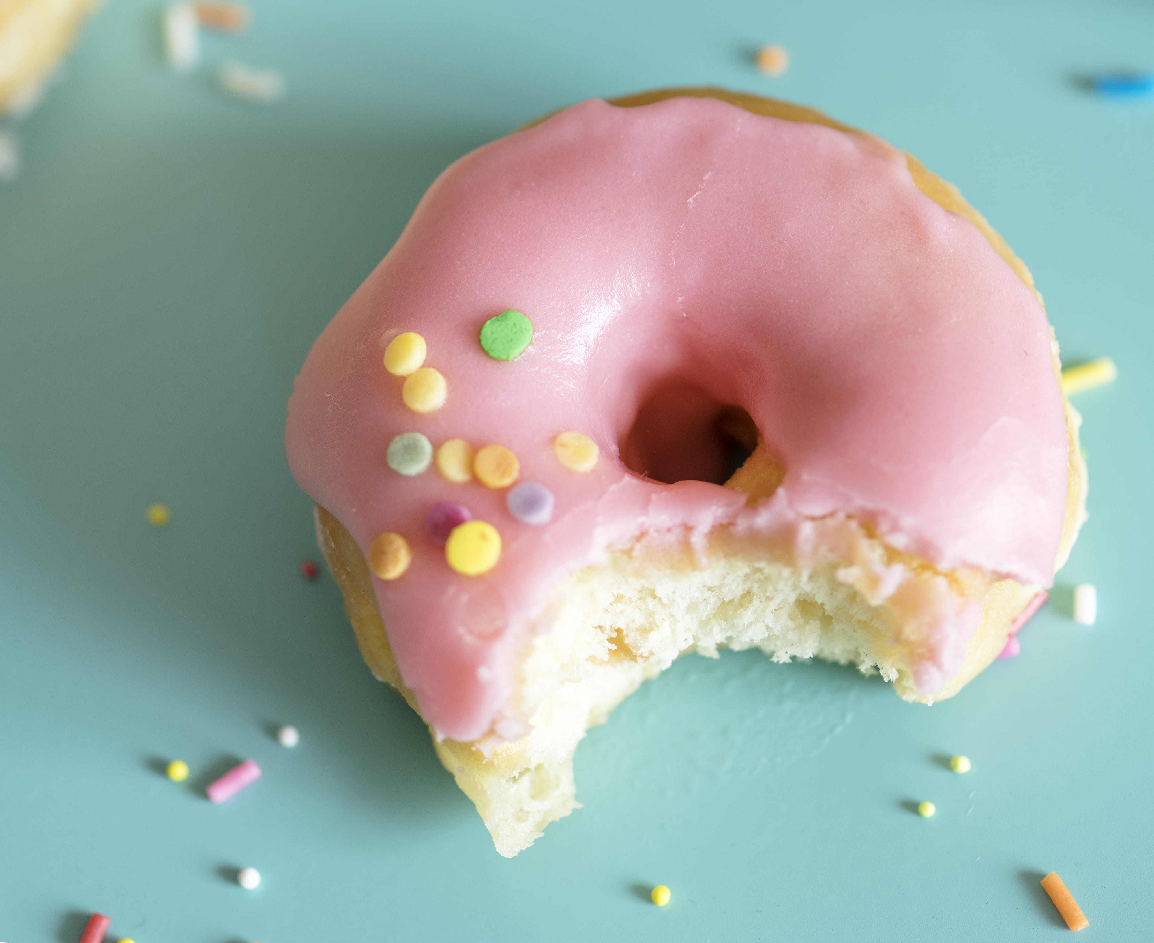 4K, unhealthy eating, sweet, food, pastry, baked goods, sweet food, baking, treat, frosting, ready-to-eat, food and drink, pink, sprinkles, donut, cake, HD Wallpaper