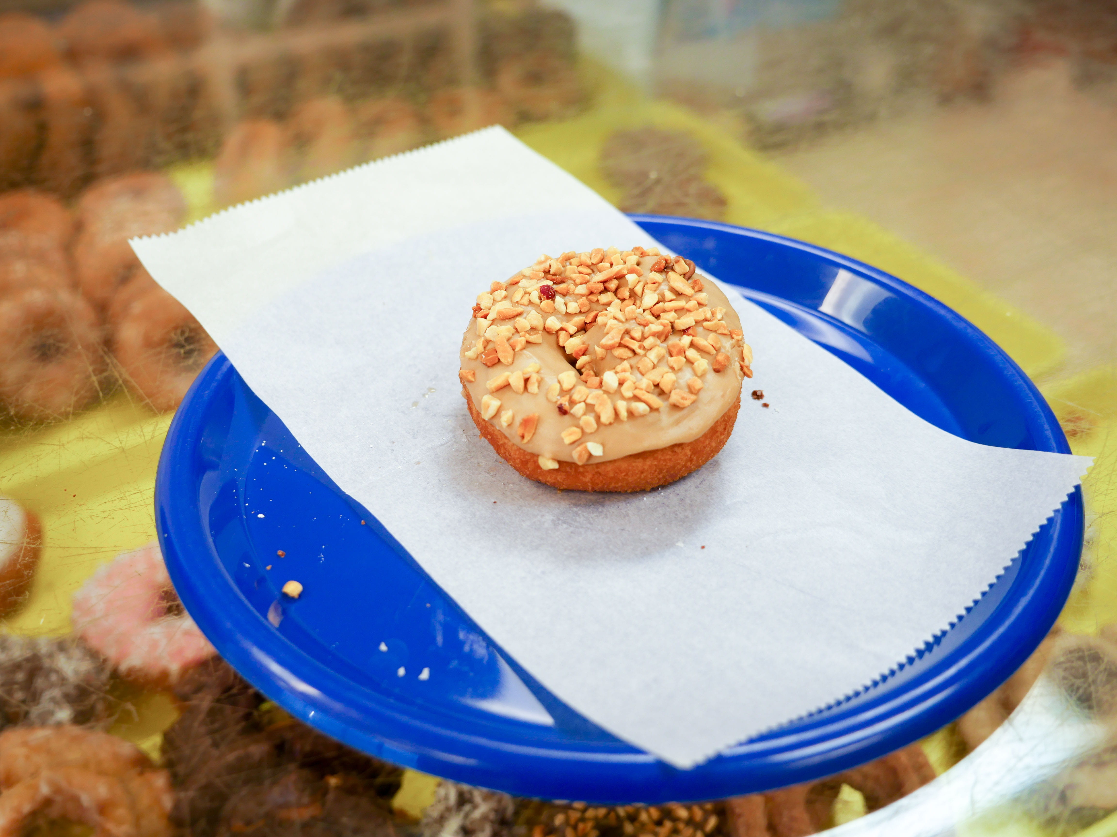 fried, eating utensil, calories, snack, doughnut, no people, shop, table, pastry, breakfast, sitting, freshness, fun, indulgence, donut, maple, still life, HD Wallpaper