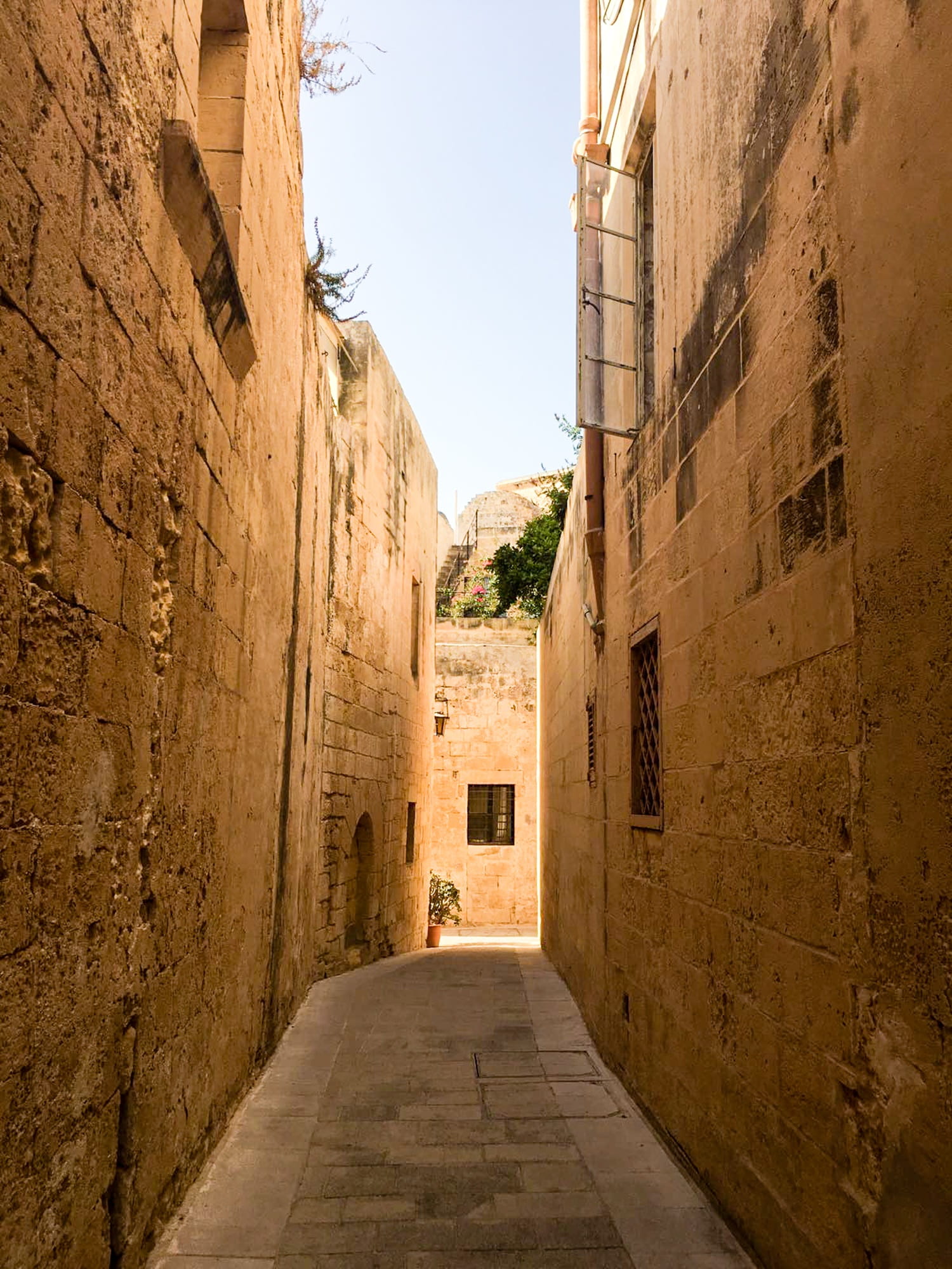 middle ages, incidental people, direction, facade, island, historically, city, footpath, mediterranean, built structure, old, residential district, sunlight, Phone HD Wallpaper