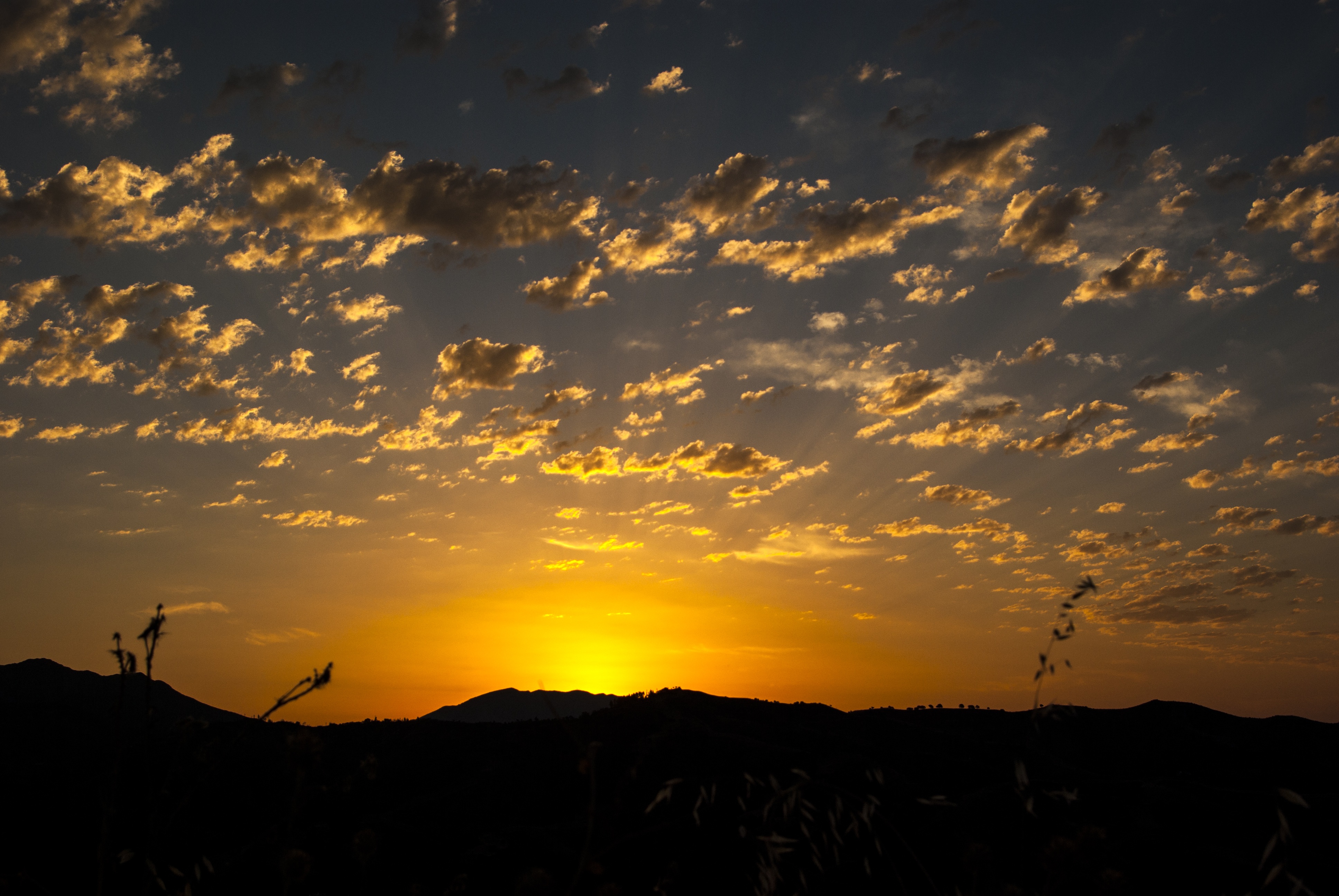 silhouettes, golden, nuebes, background image, idyllic, the light of the sun, sunset, landscape, scenics - nature, mountain, memories, nature, no people, HD Wallpaper