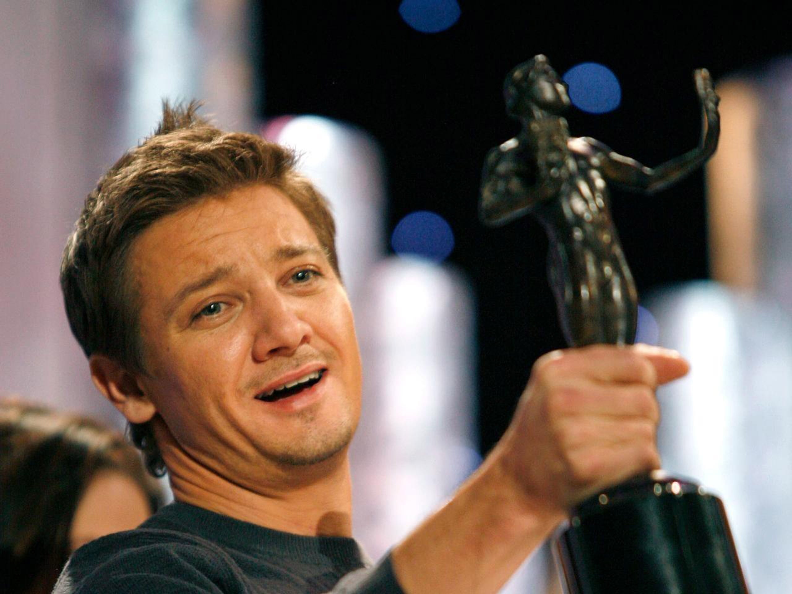 close-up, only Men, men, neck, color Image, gray, 2K, emotion, performance, smiling, happiness, adult, mature adult, lifestyles, jeremy renner, musical instrument, HD Wallpaper