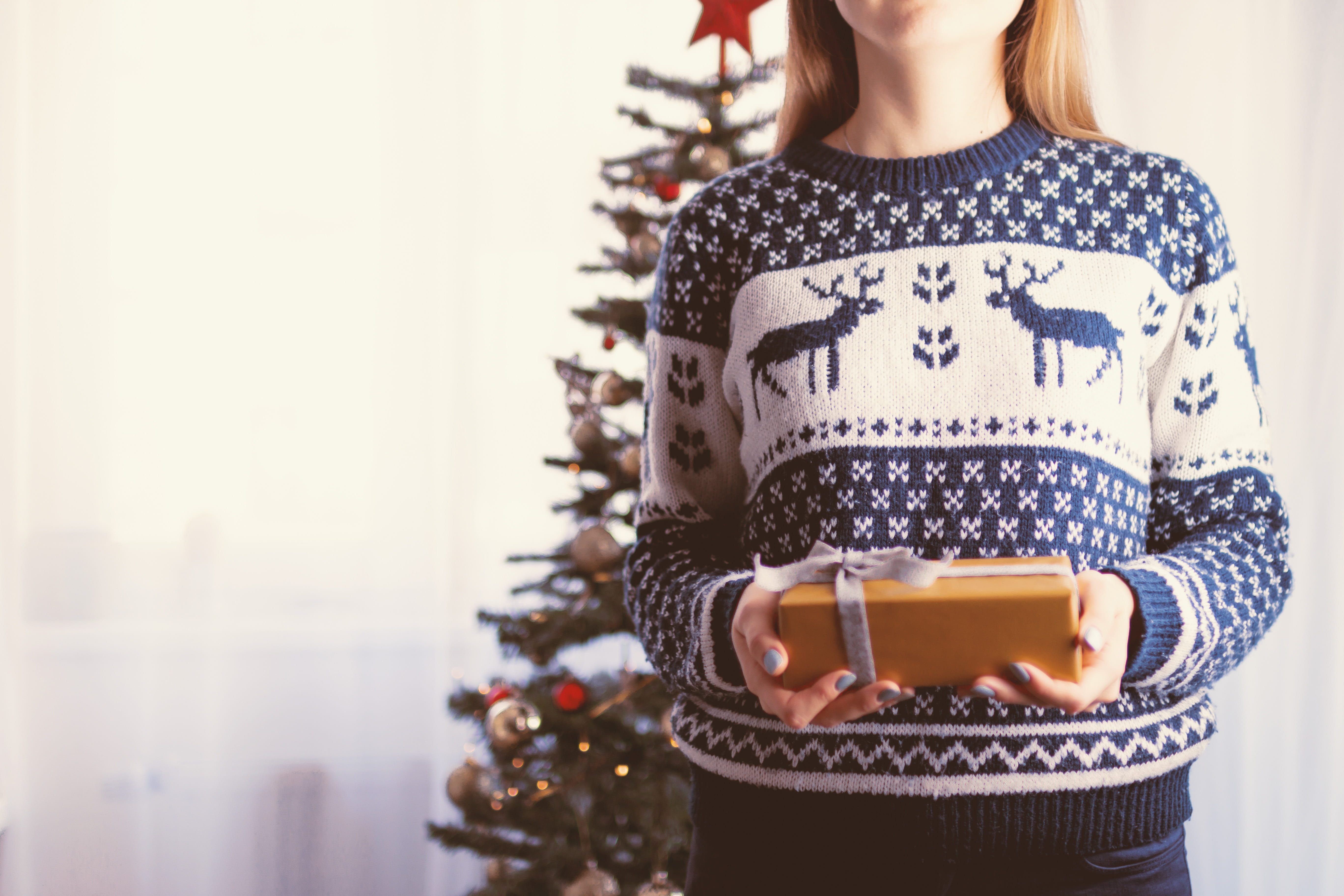 holding, 5K, christmas presents, indoors, women, standing, girl, decoration, new, present, winter, season, gift, hairstyle, christmas tree, sweater, midsection, HD Wallpaper