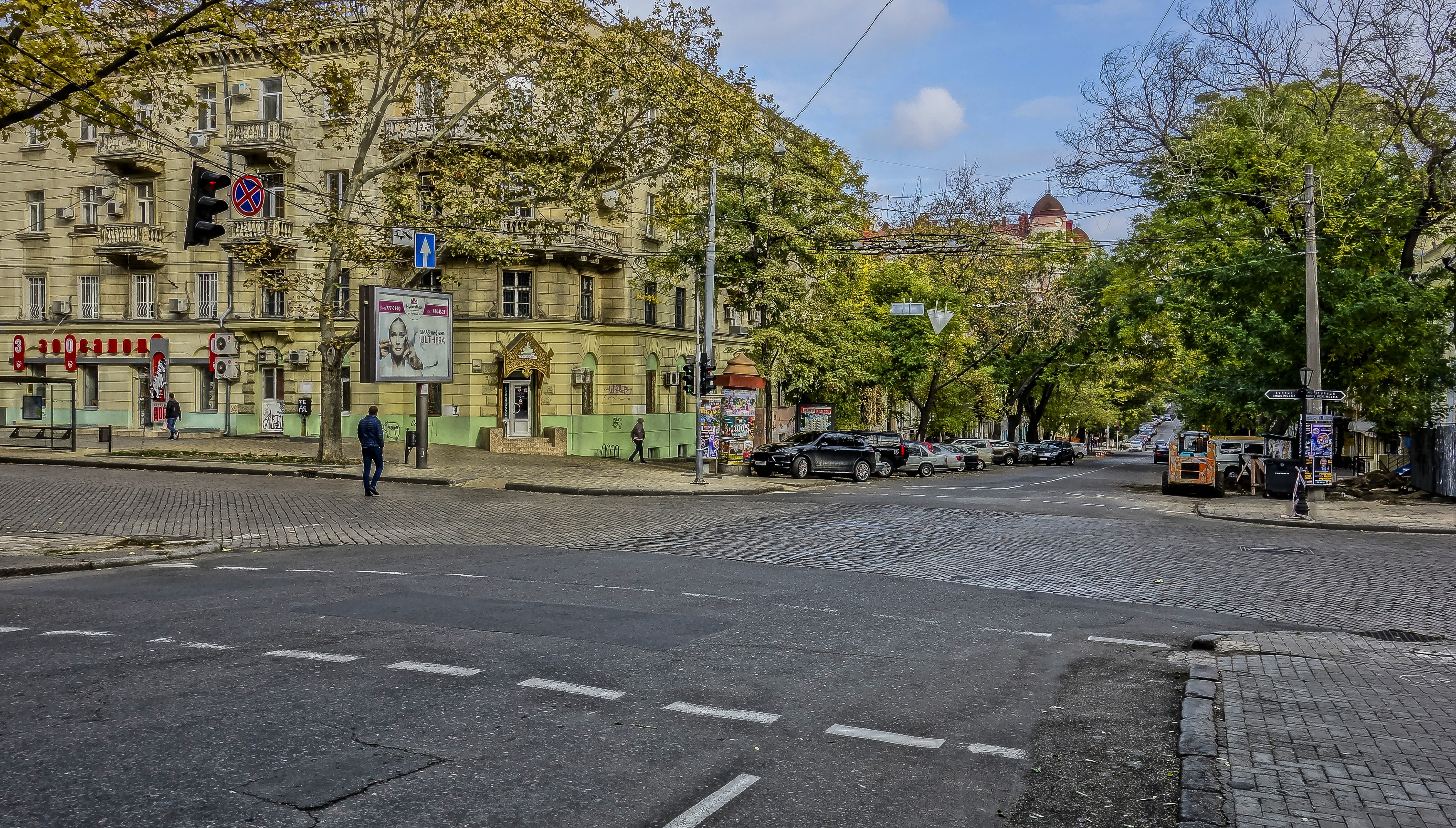 incidental people, city, day, transportation, 5K, road marking, building exterior, road, architecture, marking, built structure, paving stone, tree, land vehicle, HD Wallpaper
