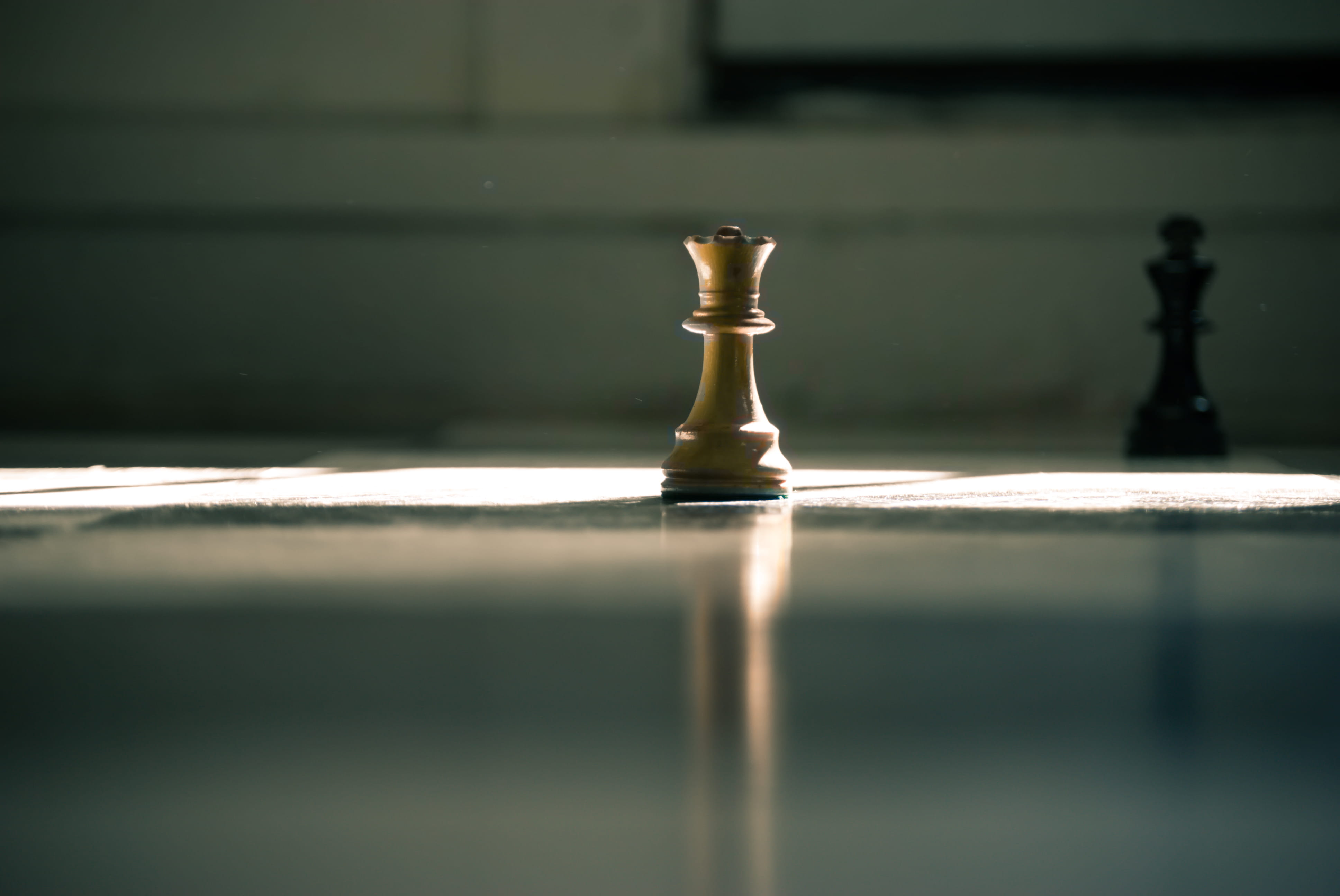 queen - chess piece, chess piece, competition, reflection, arts culture and entertainment, leisure activity, chess, indoors, conceptual, queen, leisure games, HD Wallpaper