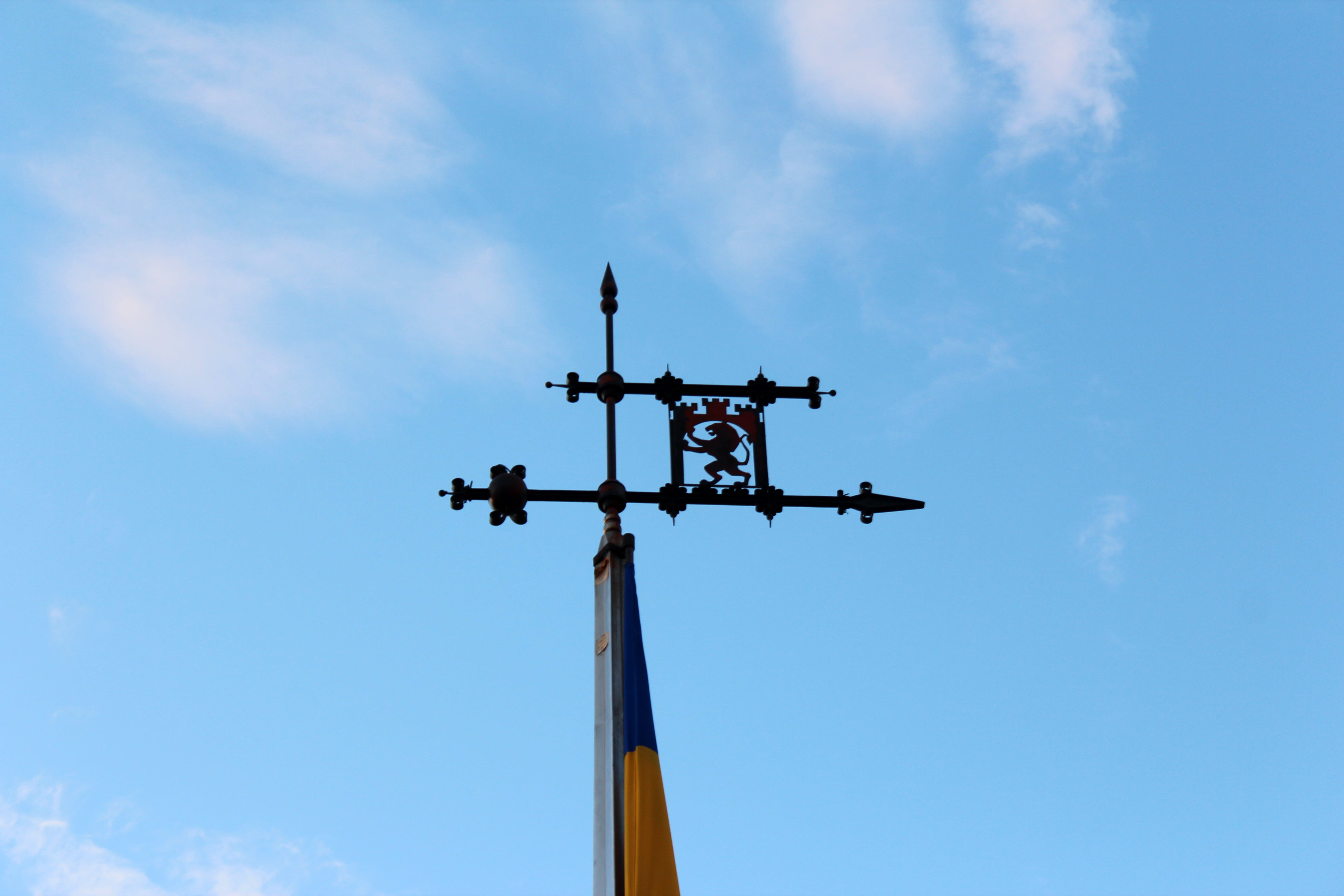 flag pole, metal, 5K, direction, lions, flag, no people, blue, dom, architecture, sign, national colors, pole, low angle view, weather vane, coat of arms, HD Wallpaper