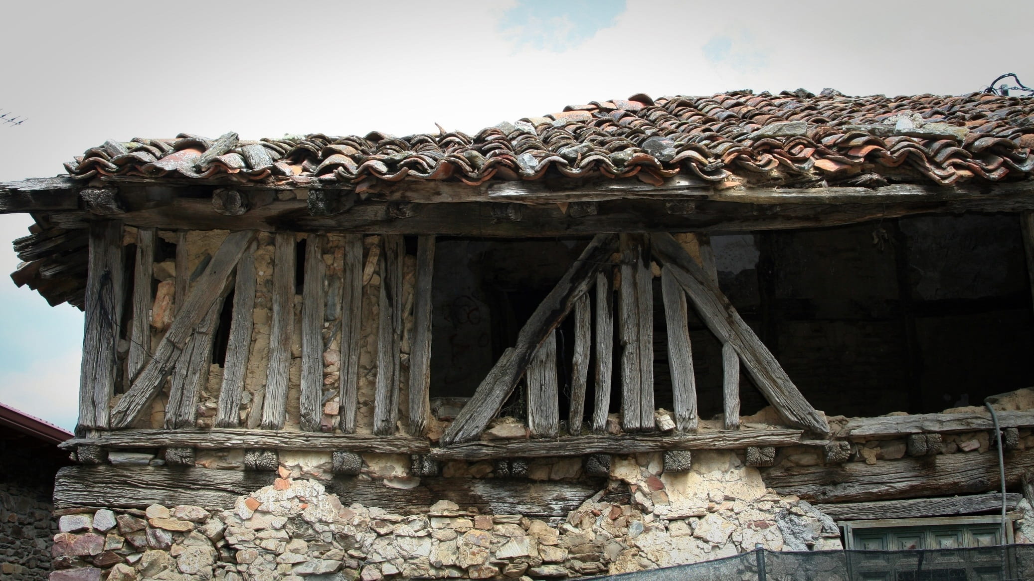 building, old house, roof, house ruins, wood, day, animal wildlife, outdoors, window, House, vertebrate, roof tile, building exterior, 1080P, wooden house, HD Wallpaper