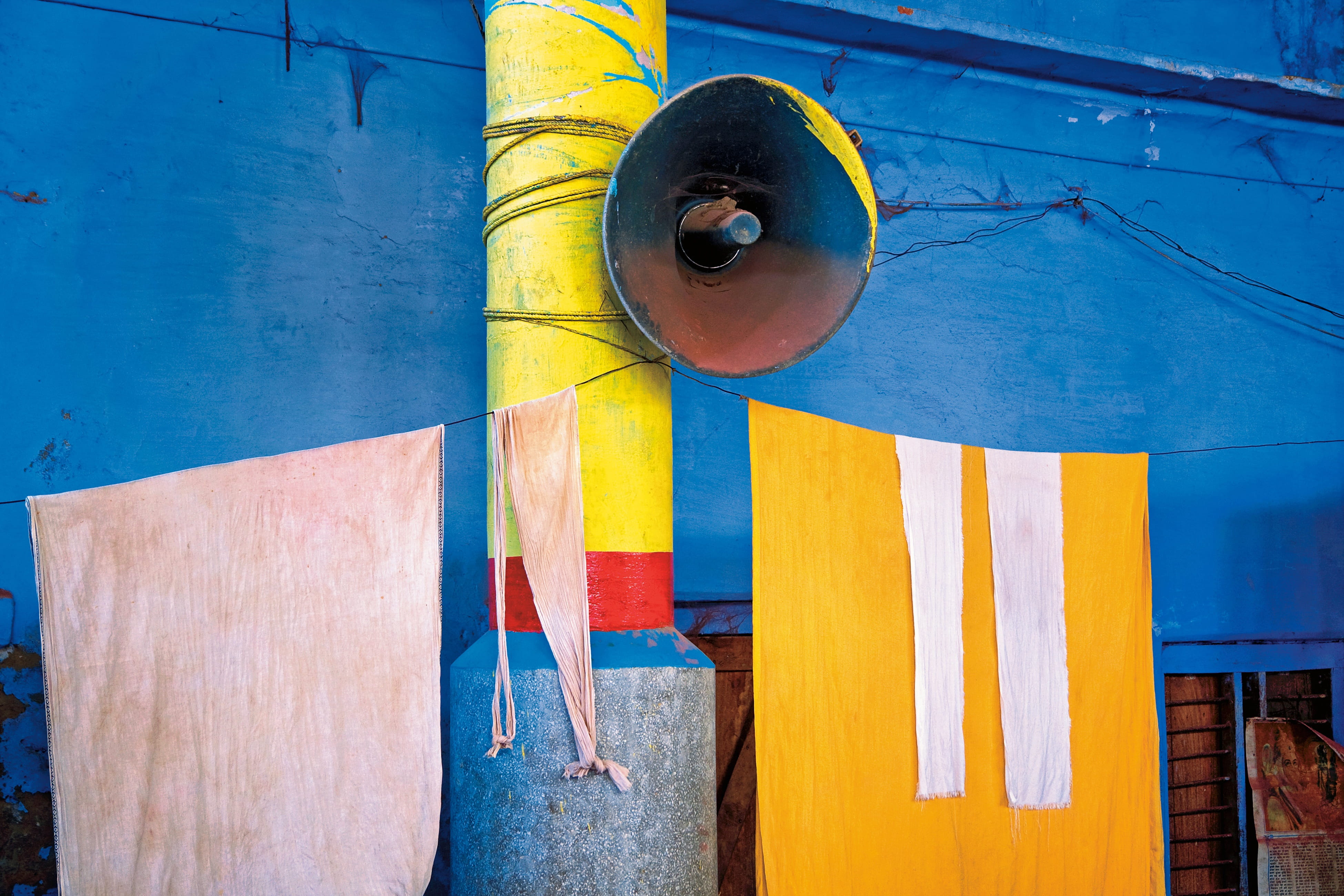 focus on foreground, 4K, wood - material, close-up, clothing, megaphone, style, wall, no people, india, asia, striped, lifestyle, blue, outdoors, yellow, HD Wallpaper
