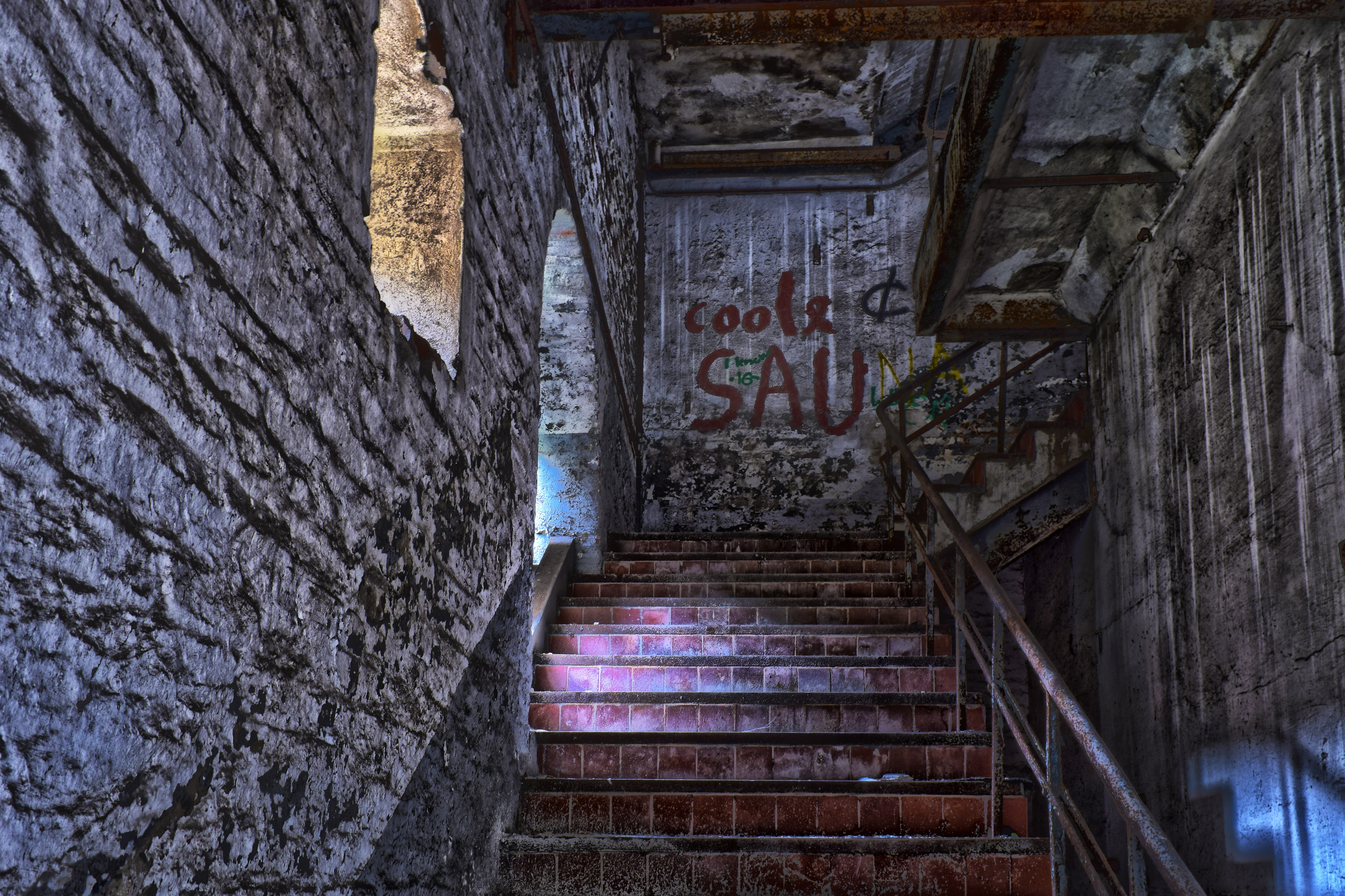 5K, wall, wall - building feature, weathered, obsolete, direction, broken, shabby, building exterior, graffiti, the past, gloomy, building, decay, dilapidated, HD Wallpaper