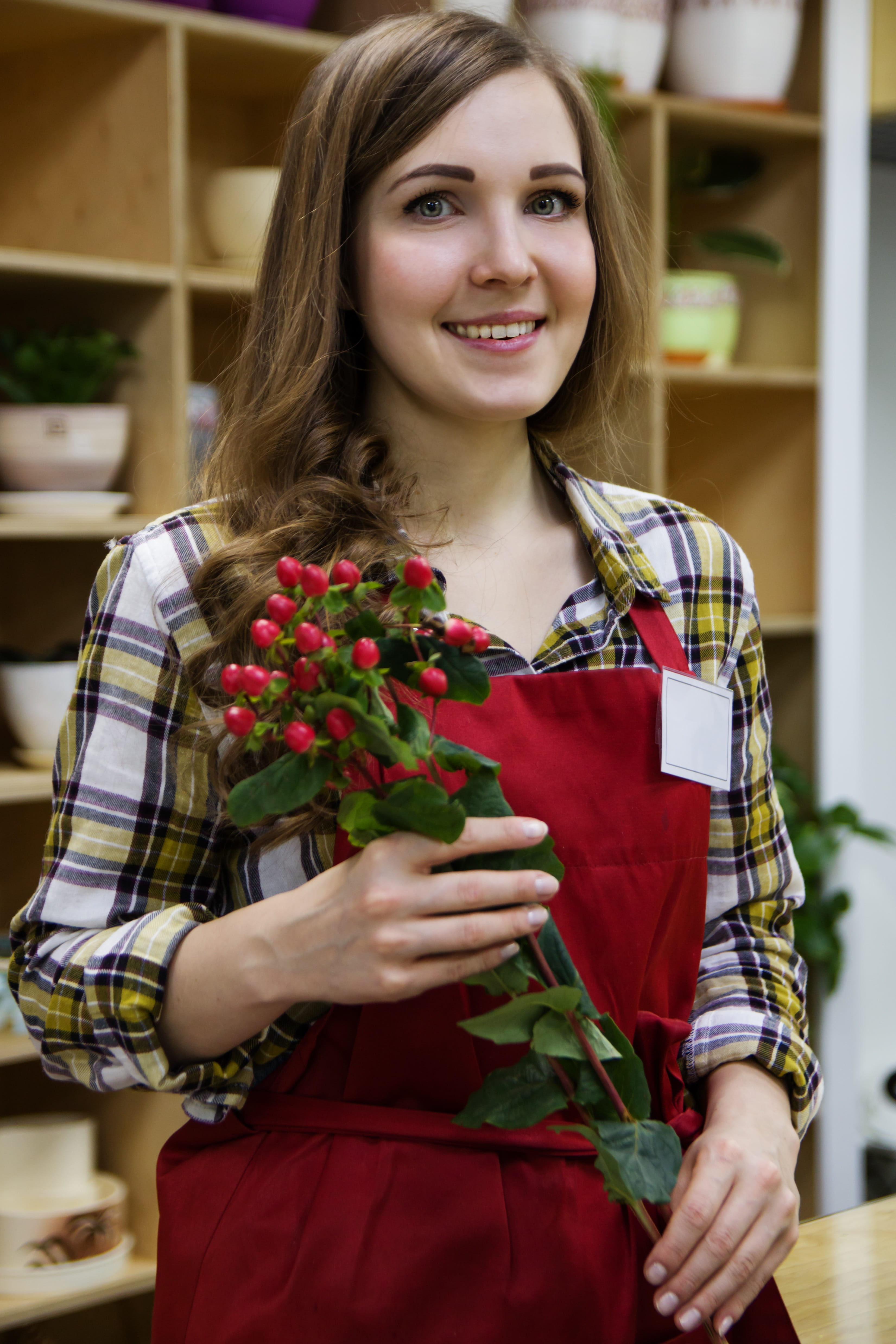 smiling, sale, love, cheerful, celebration, smile, florist, holiday, standing, adult, roses, shop, man, employee, flower arrangement, women, flowers, beautiful woman, Phone HD Wallpaper