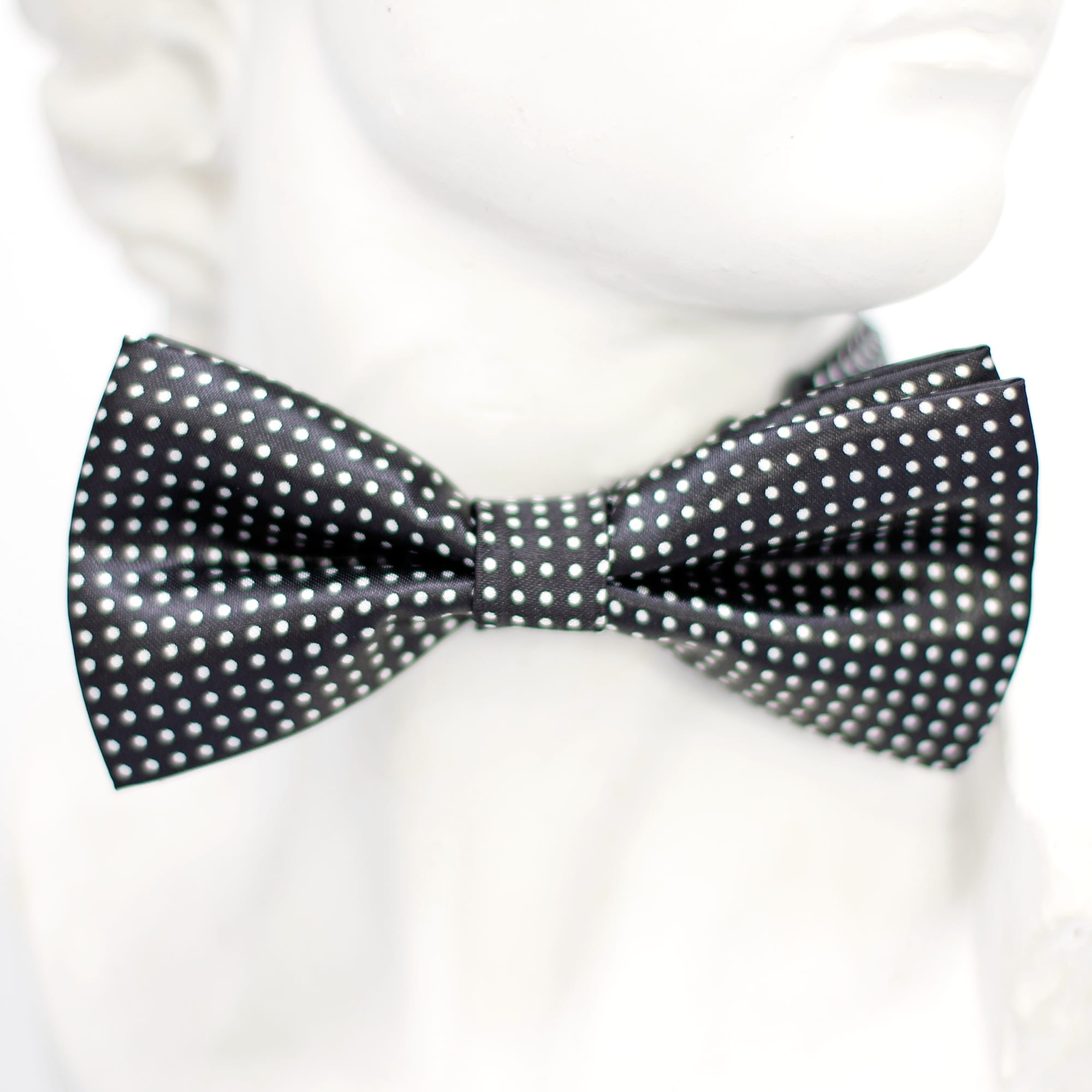 suit, midsection, 1080P, white color, dot, polka dot, black, pattern, pearl jewelry, display dummy, dolls, one person, tie, loop, jewelry, spotted, indoors, Phone HD Wallpaper
