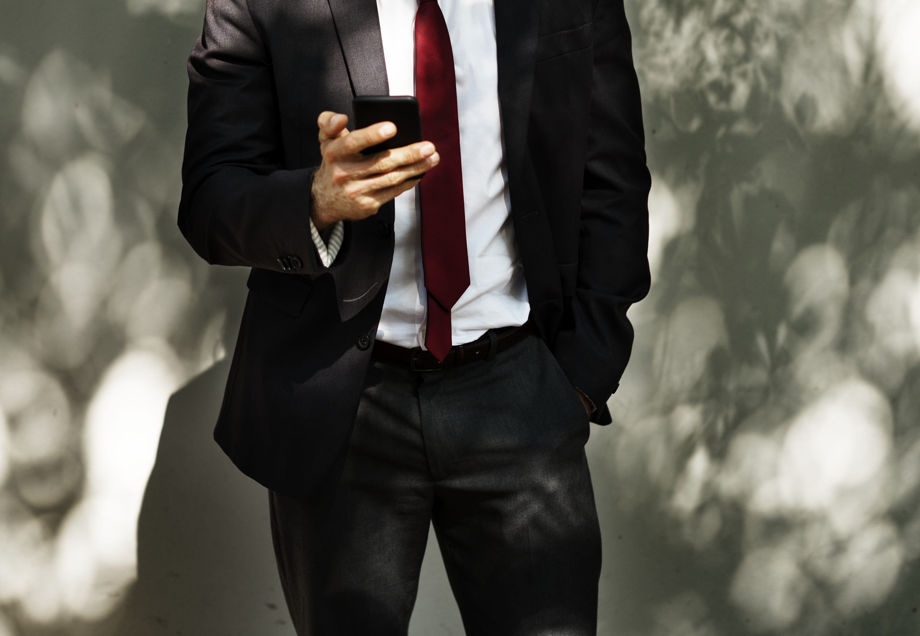 outdoors, one person, online, well-dressed, corporate, telephone, technology, beard, holding, suit, internet, business person, males, men, using phone, HD Wallpaper