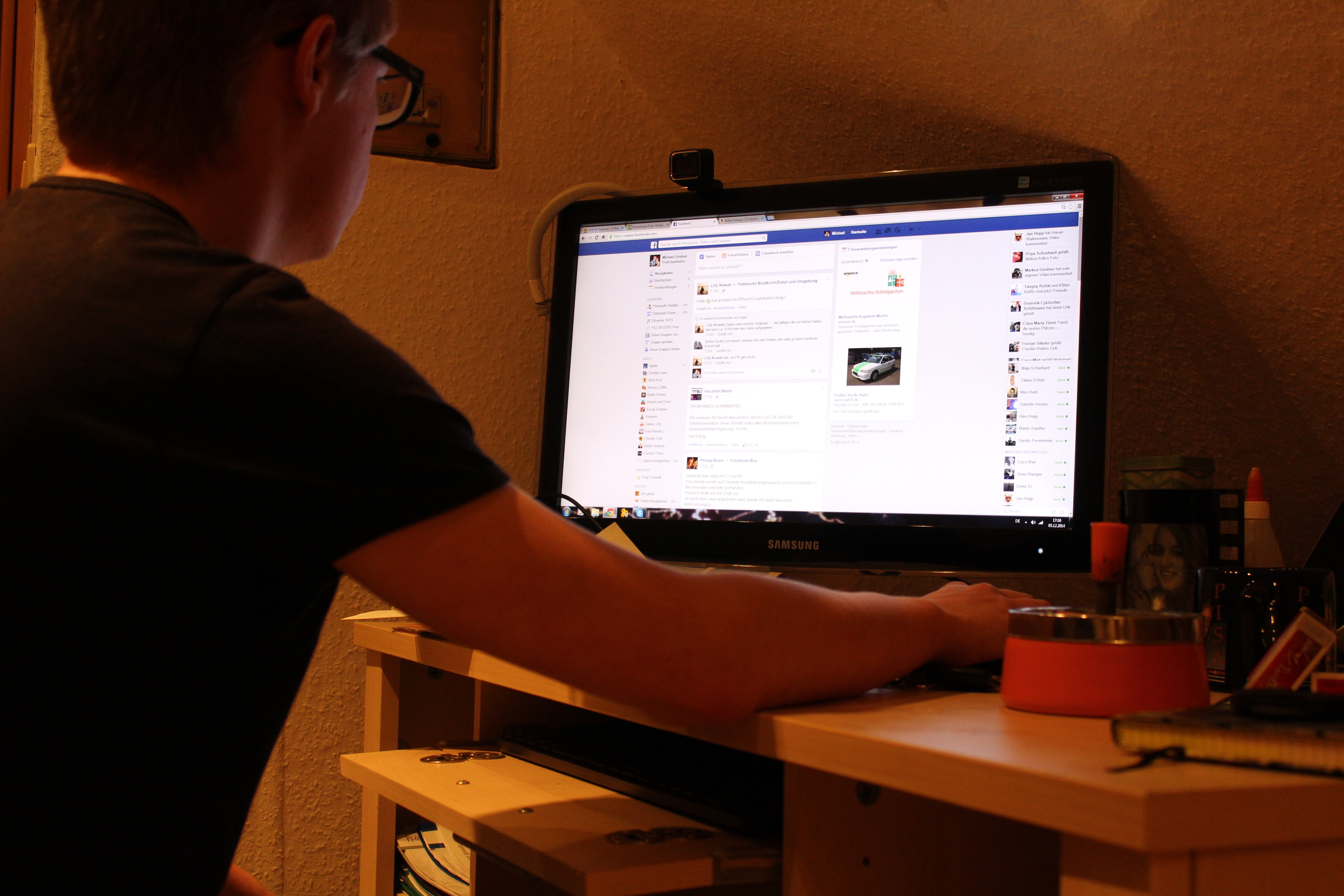 turned, addiction, men, internet, desk, mouse, 5K, man, work rooms, office, globalalisierung, adult, near, news, table, dark, computer monitor, users, HD Wallpaper